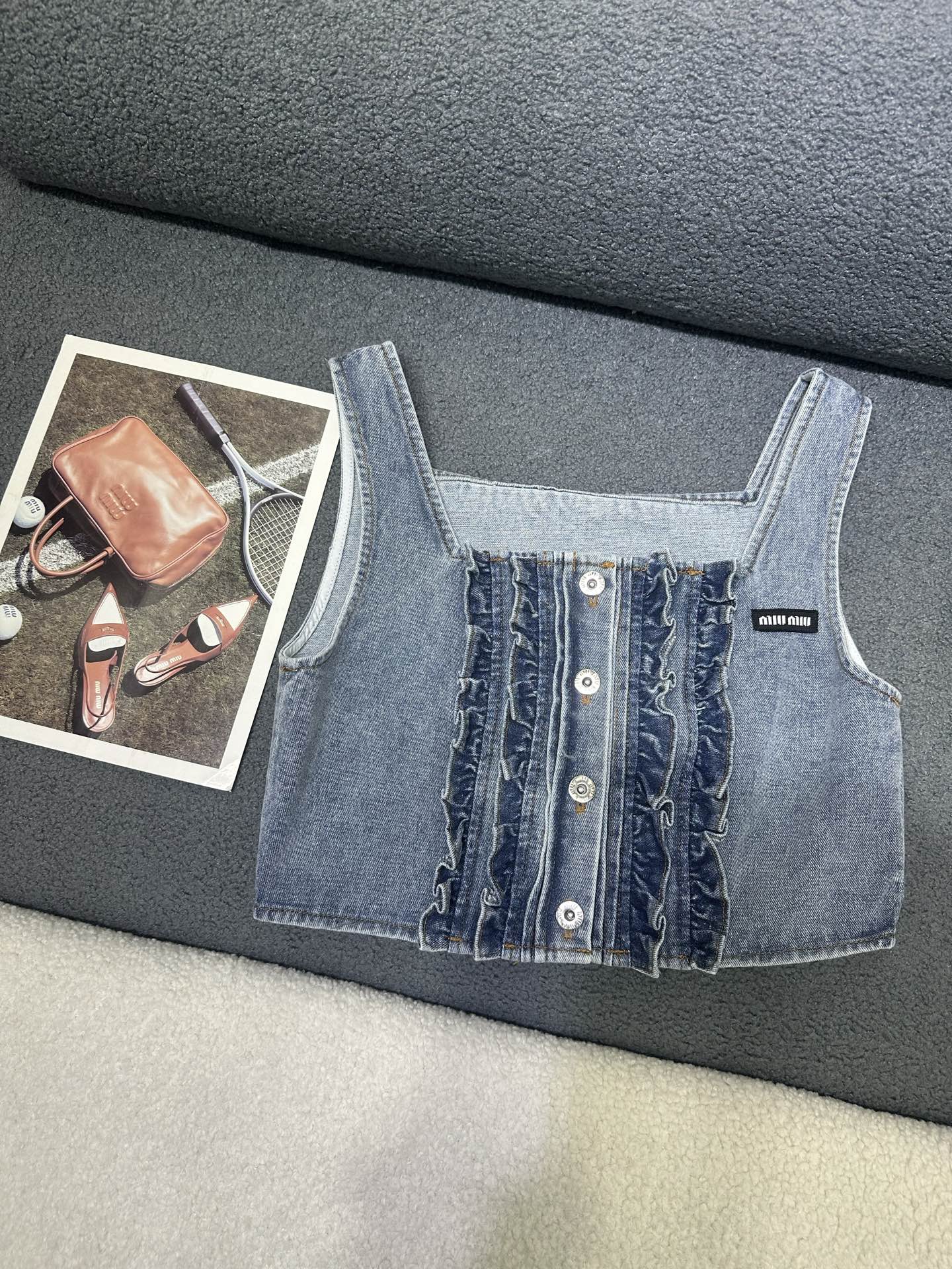 NO:893078,MiuMiu/2026 new summer vest, sewn knitted logo, sweet and gentle ruffle design, short cut and versatile, single color SML,,miumiu,19860909MiuMiu/2026夏季新款背心 缝制针织徽标,甜美温柔风荷叶边设计 短版裁剪百搭 单色SML,,miumiu,,Women's clothing