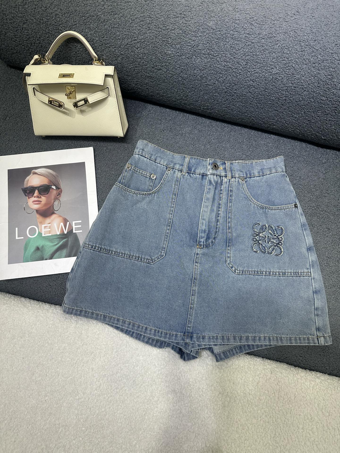 NO:893376,Loew*/26SS new denim shorts skirt/high-end wash color/high-end pull-up/pattern patch embroidery decoration/versatile item/two colors and three codes SML,,loewe,skirts,shorts,19860909Loew*/26SS新款牛仔短裤裙/高级洗水颜色/高级感拉满/图案贴布绣花装饰/百搭单品/两色三码SML,,loewe,skirts,shorts,,Women's clothing