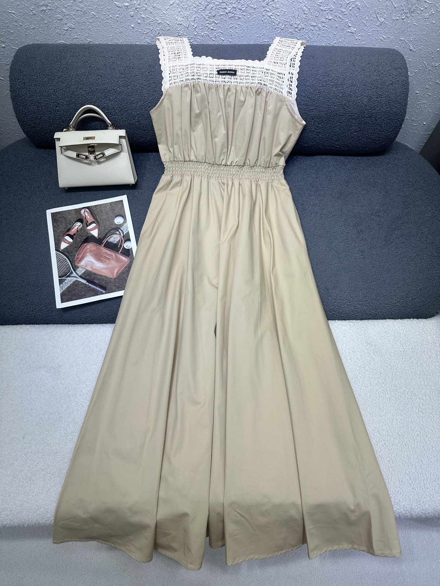 NO:893388,MiuMi*/26SS new suspender dress customized with water-soluble flower splicing letters and small label decoration/waisted version/temperament style/two colors and three codes SML,,miumiu,skirts,19860909MiuMi*/26SS新款背带连衣裙定制水溶花拼接字母小标签装饰/打揽收腰版型/气质款/两色三码SML,,miumiu,skirts,,Women's clothing