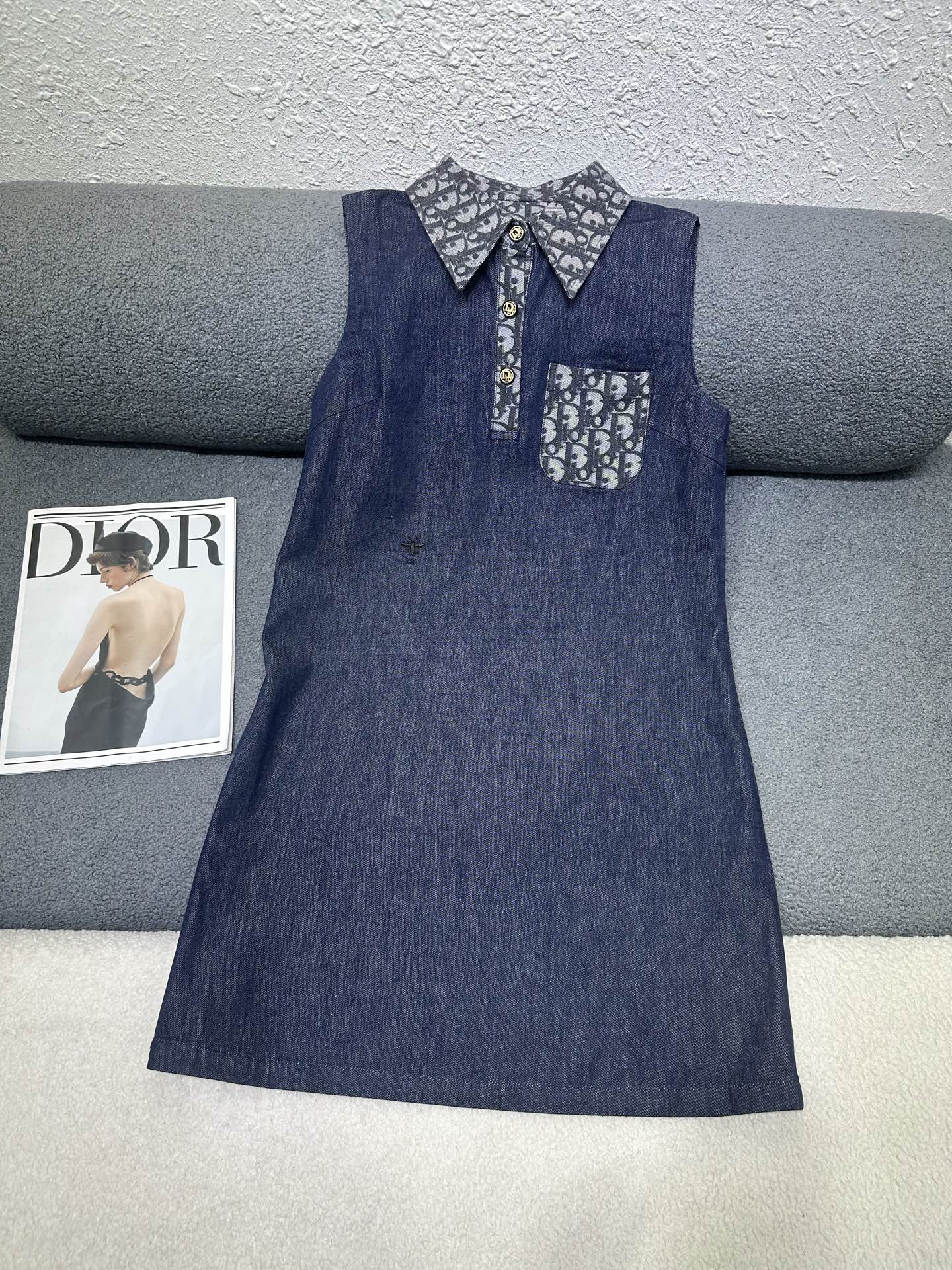 NO:893387,D's new lapel sleeveless dress. Presbyopia logo printed fabric stitched at the neck/plack/pocket. Customized logo buttons. Allover presbyopia logo printed on the lining. Classic little bee embroidery embellishment on the side. Full body denim denim with excellent texture. Straight fit, versatile and casual. Monochrome SML, dior, skirts,19860909D家新款翻领无袖连衣裙 领口/门襟/口袋处拼接老花logo印花面料 定制logo纽扣搭配 内里通体老花logo印花 侧边经典小蜜蜂刺绣点缀装饰 通体丹宁牛仔质感极佳 直筒版型百搭休闲 单色SML,,dior,skirts,,Women's clothing