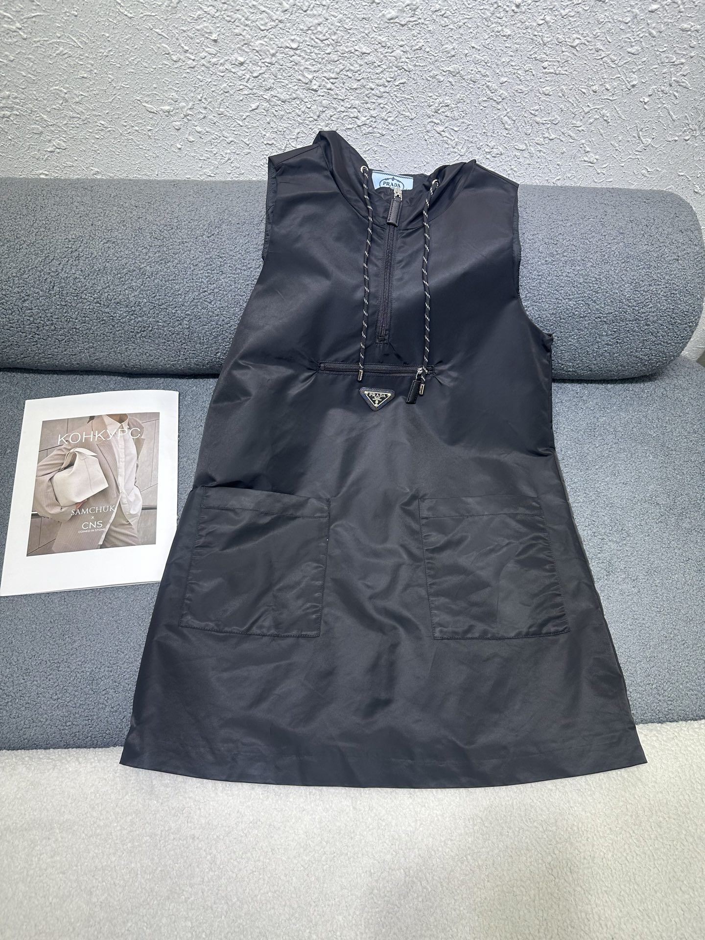 NO:893399,P's new hooded sleeveless dress. Half-zip design in the middle. Classic triangle logo decoration on the pocket. All-over nylon fabric with comfortable texture. Two straight-in pocket decorations. Loose and tolerant version. Monochrome SML, skirts, hats,19860909P家新款连帽无袖连衣裙 前中做半拉链设计 口袋处经典三角标装饰 通体尼龙面料质感舒适 两处直插式口袋装饰 版型宽松包容性强 单色SML,,skirts,hats,,Women's clothing