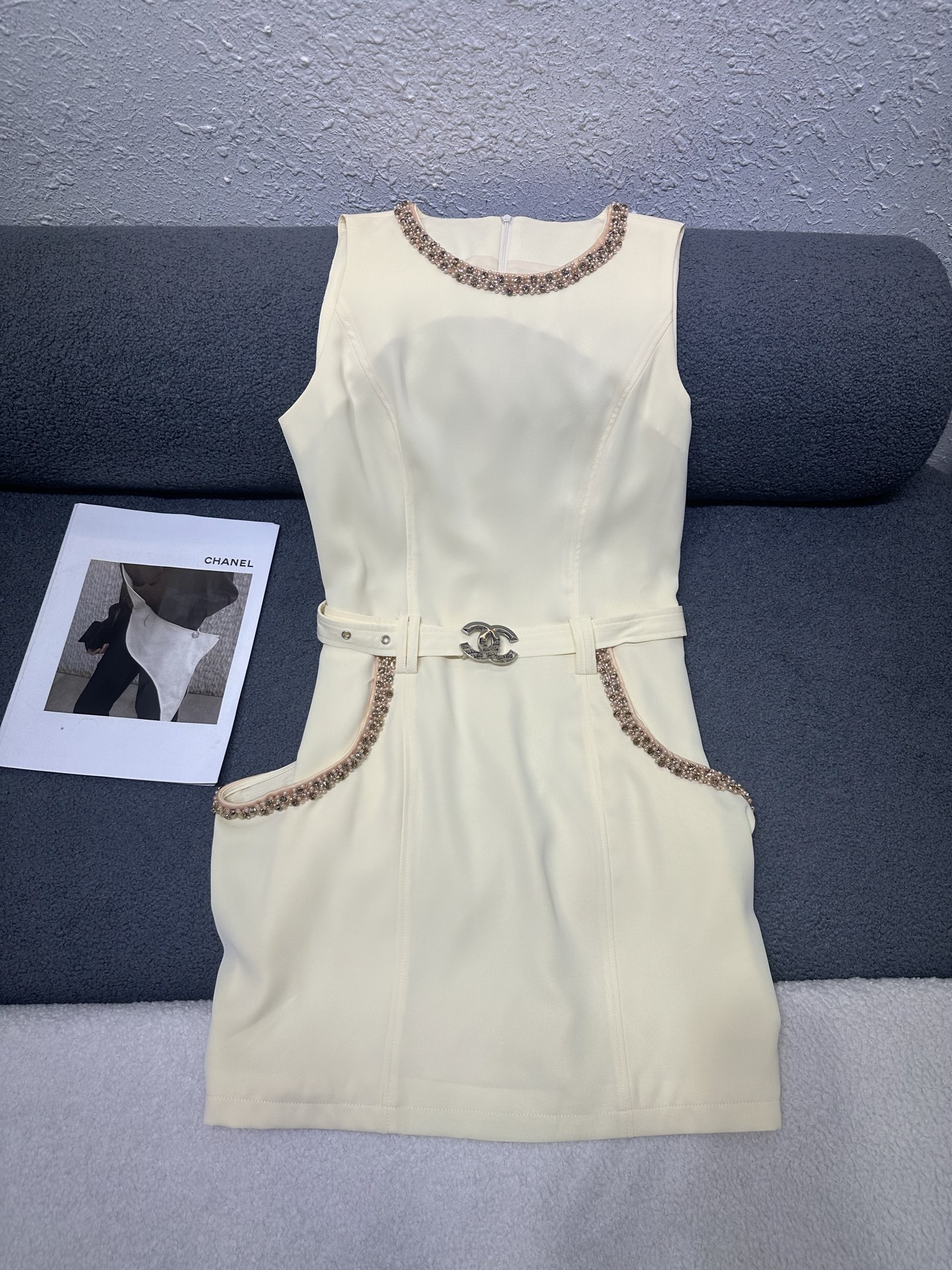 NO:893393,CH's new round neck sleeveless dress. Heavy beading design on the neckline/pocket edge. Matched with a genuine fabric belt. Customized double C buckle. Zipper design on the back. Thin suit material is light and comfortable. Simple and elegant style. Monochrome SML, skirts, business suit,19860909CH家新款圆领无袖连衣裙 领口/口袋边重工钉珠设计 搭配本布腰带 定制双C扣头搭配 后背处做拉链设计 薄款西装料轻薄舒适 版型简洁大方 单色SML,,skirts,business suit,,Women's clothing