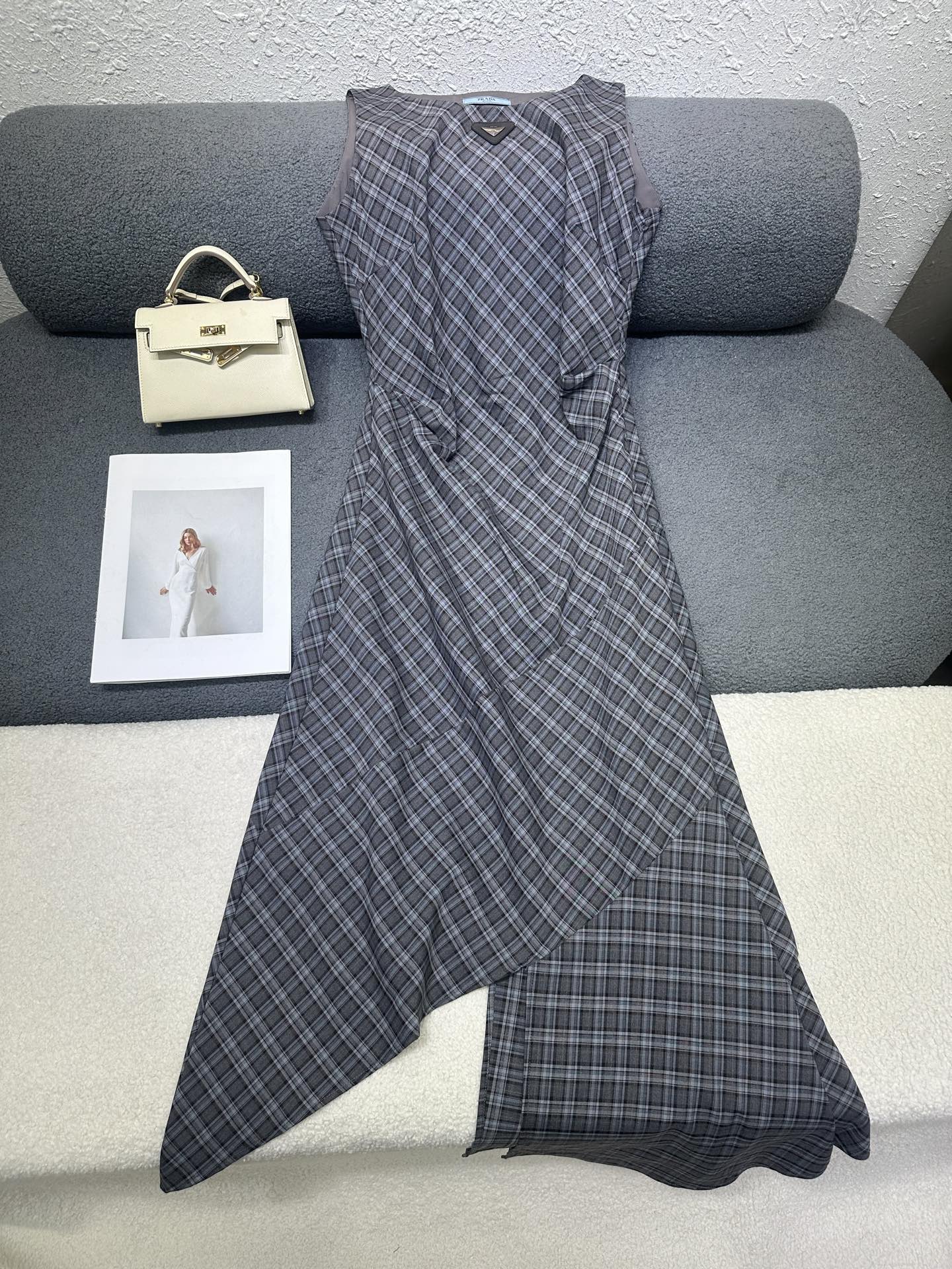 NO:893382,P's new round neck sleeveless dress. The classic triangular logo on the chest is decorated with an all-over plaid fabric that is eye-catching. Pinch pleat design at the waist to modify the waistline. Irregular tailoring design at the skirt adds a sense of layering. The fabric is light and comfortable. The silhouette is fashionable and versatile. Monochrome SML,,skirts,19860909P家新款圆领无袖连衣裙 胸前经典三角标装饰通体格纹面料吸睛感十足 腰部处做捏褶设计修饰腰线 裙摆处做不规则剪裁设计增加层次感 面料轻薄舒适 版型洋气百搭 单色SML,,skirts,,Women's clothing