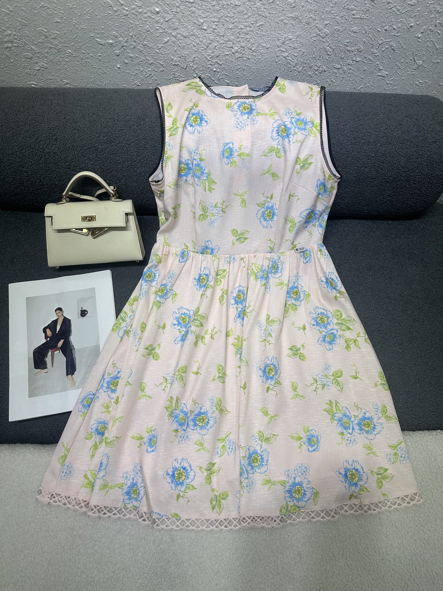 NO:893381,P's new round neck sleeveless dress, all-over floral pattern printed fabric, spliced ​​lace design on the neckline/cuffs/hem to add a layered feel, open button design on the back, custom logo button matching, age-reducing and western style, single color SML,,skirts,19860909P家新款圆领无袖连衣裙 通体花卉图案印花面料 领口/袖口/下摆处拼接花边设计增加层次感 后背处做开扣设计 定制logo纽扣搭配 版型减龄洋气 单色SML,,skirts,,Women's clothing