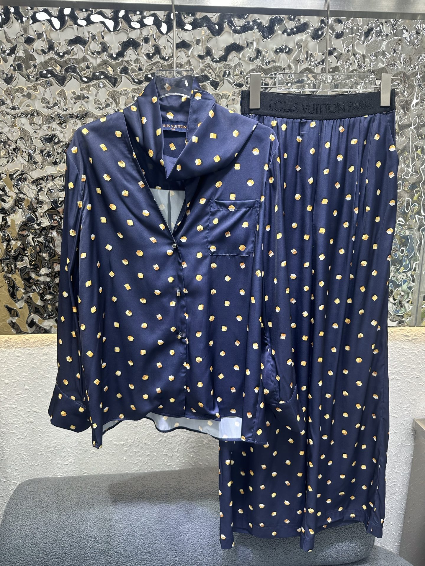 NO:898499,L's new suit, long-sleeved shirt, straight trousers, all-over new cube pattern printed fabric, shirt with ribbon design to add layering, letter embroidered webbing spliced ​​at the waist of the pants, custom metal three-dimensional buttons with full sense of detail, smooth and comfortable fabric, single color SML,, louis vuitton,19860909L家新款套装 长袖衬衣直筒长裤 通体新款正方体图案印花面料 衬衣做飘带设计增加层次感 裤子腰头处拼接字母刺绣织带 定制金属立体纽扣搭配细节感十足 面料顺滑舒适 单色SML,,louis vuitton,,Women's clothing