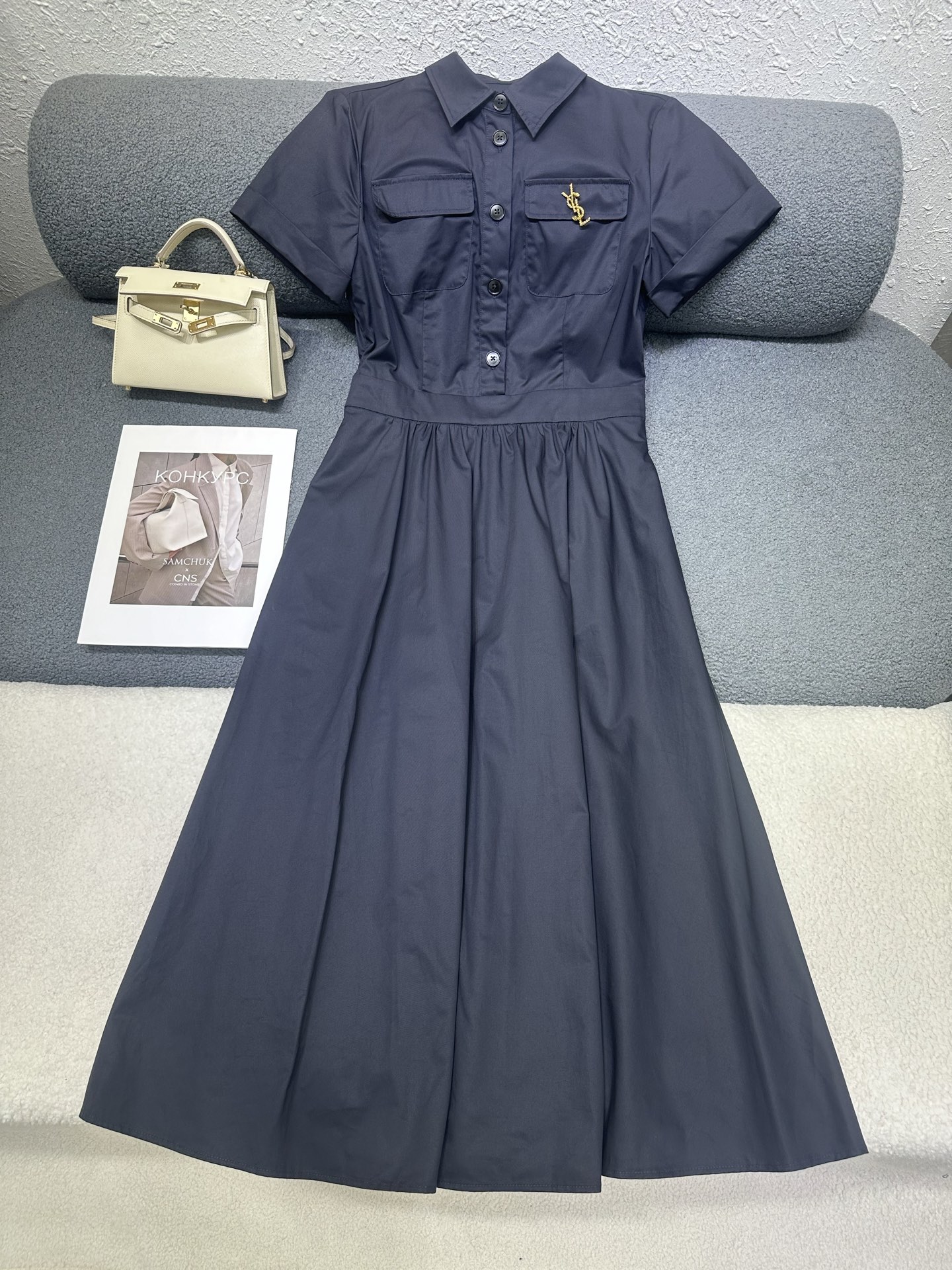 NO:898515,YSL's new lapel short-sleeved dress with movable YSL brooch. Two pockets on the chest. Hem design on the cuffs. Versatile, slimming cotton fabric, breathable and comfortable. Two-color SMLXL, saint laurent, louis vuitton, skirts, T-shirt, brooch, breastpin,19860909YSL家新款翻领短袖连衣裙 搭配可活动YSL胸针 胸前两处口袋装饰 袖口处做折边设计 版型百搭显瘦棉布面料透气舒适 两色SMLXL,,saint laurent,louis vuitton,skirts,T-shirt,brooch，breastpin,,Women's clothing
