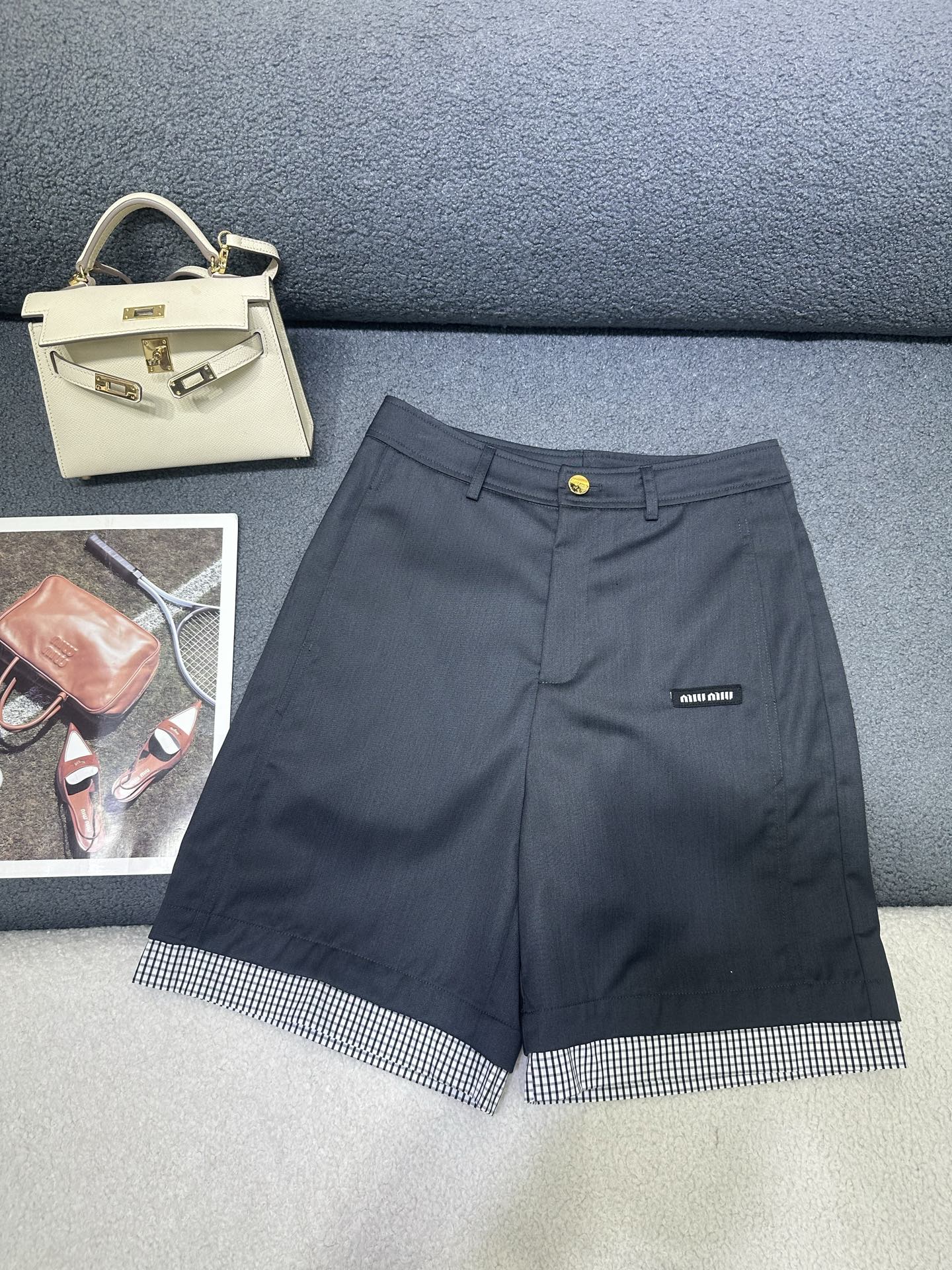 NO:898482,MiuMiu's new three-quarter pants/trousers with plaid decoration/letter mark decoration, versatile and casual style, comfortable and breathable fabric, two-color SML,,miumiu,19860909MiuMiu新款五分裤/裤脚拼格子装饰/字母小标装饰 版型百搭休闲 面料舒适透气 两色SML,,miumiu,,Women's clothing