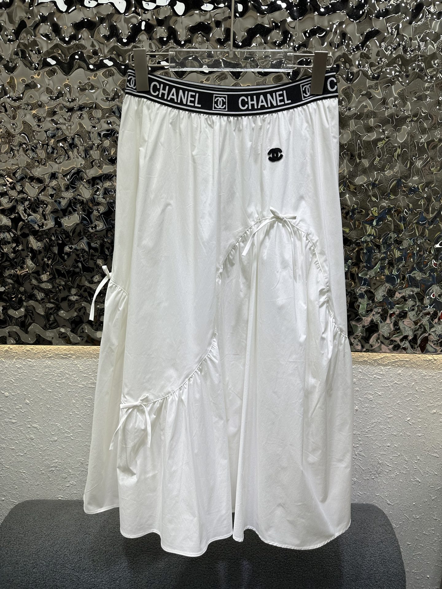 NO:902402,CH's new long skirt. Double C pattern appliqué decoration on the side. Letter logo webbing on the waist. Decorated with bows to add layering. Cotton fabric is breathable and comfortable. The version is versatile and reduces age. Two-color SML, skirts,19860909CH家新款长款半裙 侧边双C图案贴布绣装饰 腰头拼接字母logo织带 搭配蝴蝶结装饰点缀增加层次感 棉布面料透气舒适 版型百搭减龄 两色SML,,skirts,,Women's clothing
