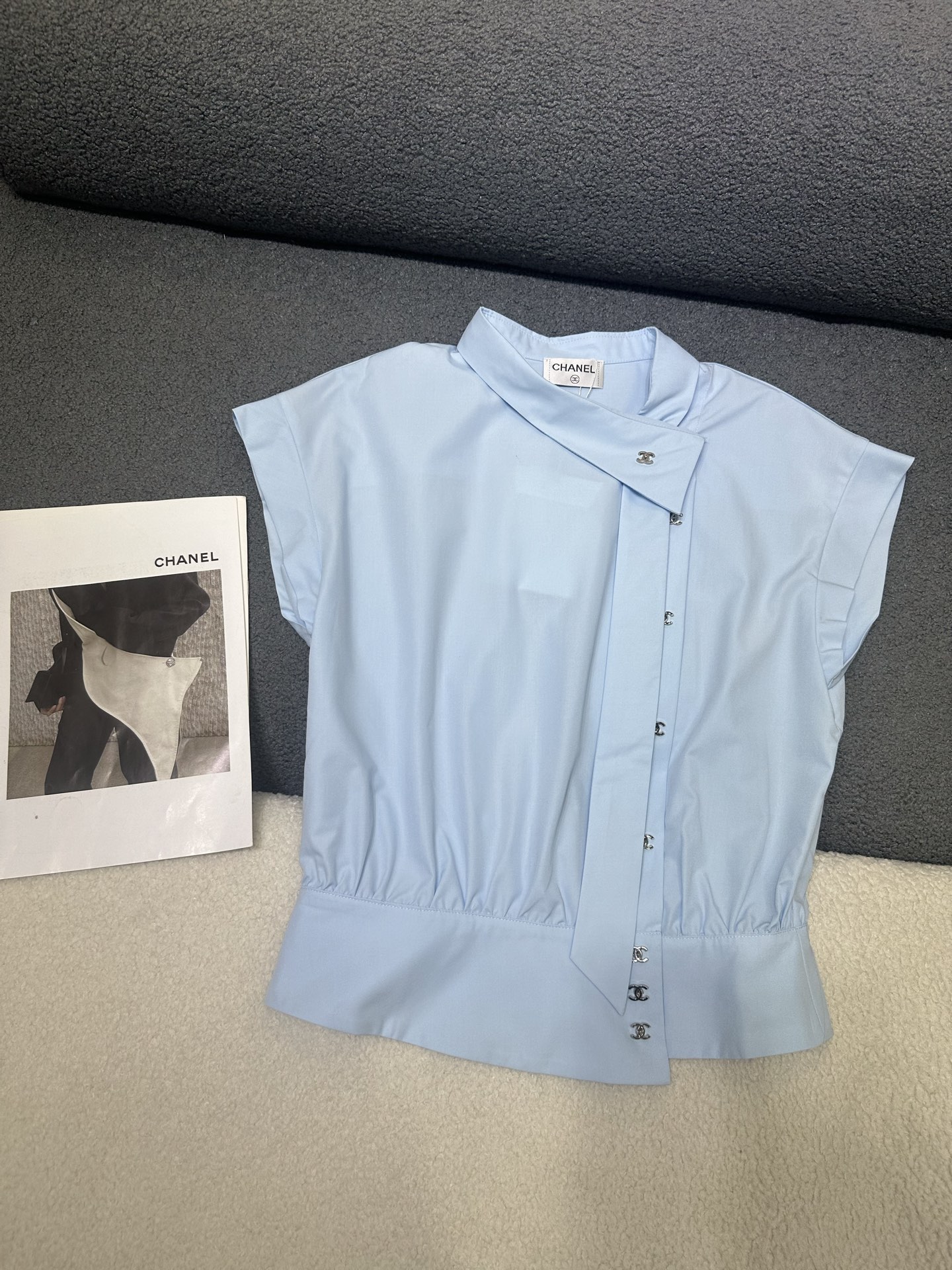NO:902388,CH's new shirt has an irregular design on the neckline to add a sense of sophistication, a side placket design with push buttons, and a perforated ribbon design in the middle. Customized double C buttons. A small shirt with a ladylike temperament. The cotton fabric is breathable and comfortable. Two-color SML,,19860909CH家新款衬衣 领口处做不规则设计增加精致感 做侧门襟按压扣设计 中间做穿孔飘带设计 定制双C纽扣搭配 一款名媛气质的小衬衣 棉质面料透气舒适 两色SML,,,Women's clothing