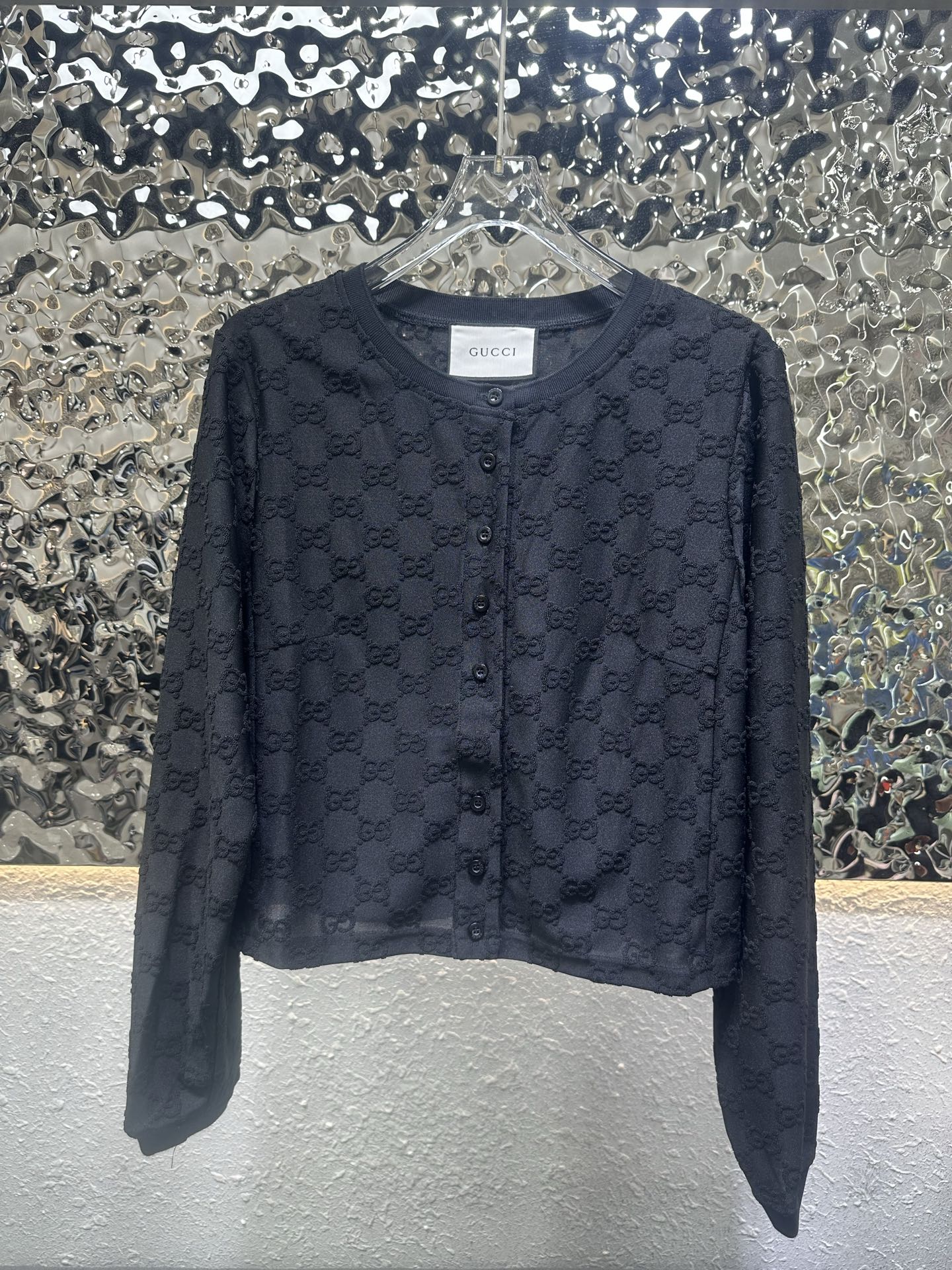 NO:902367,G's new round neck short jacket. Full body double G jacquard fabric. Rib fabric splicing at the collar/cuffs. Customized matching logo buttons of the same color. The version is slim and slim. The fabric is light and comfortable. Single color SML,,gucci,jackets & coats,19860909G家新款圆领短款外套 通体双G提花面料 领口/袖口处拼接罗纹面料 定制同色系logo纽扣搭配 版型修身显瘦 面料轻薄舒适 单色SML,,gucci,jackets & coats,,Women's clothing