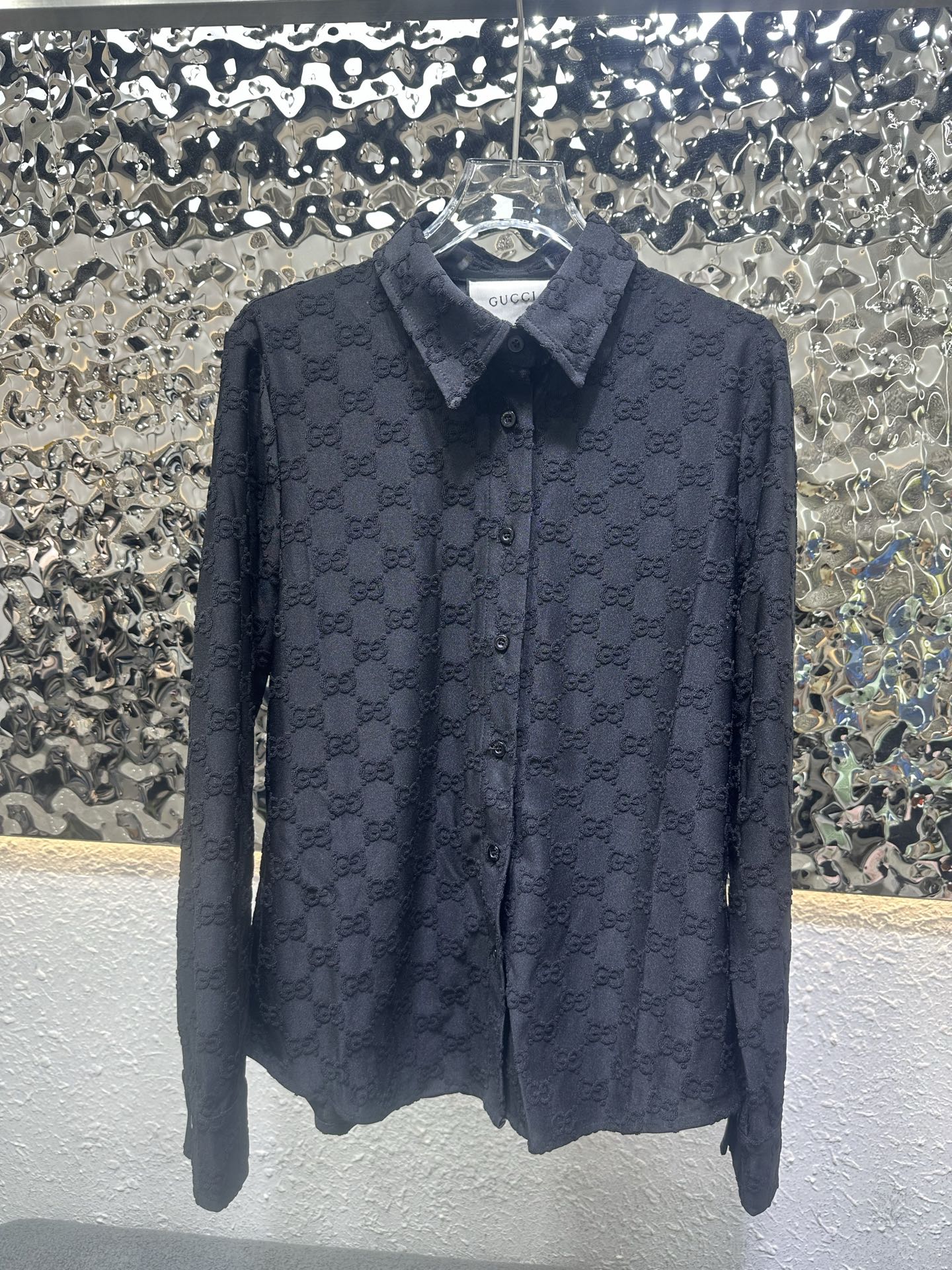 NO:902343,G's new lapel long-sleeved shirt, all-over double G jacquard fabric, customized logo buttons of the same color, loose and tolerant, light and comfortable fabric, single color SML,,gucci,19860909G家新款翻领长袖衬衣 通体双G提花面料 定制同色系logo纽扣搭配 版型宽松包容性强 面料轻薄舒适 单色SML,,gucci,,Women's clothing