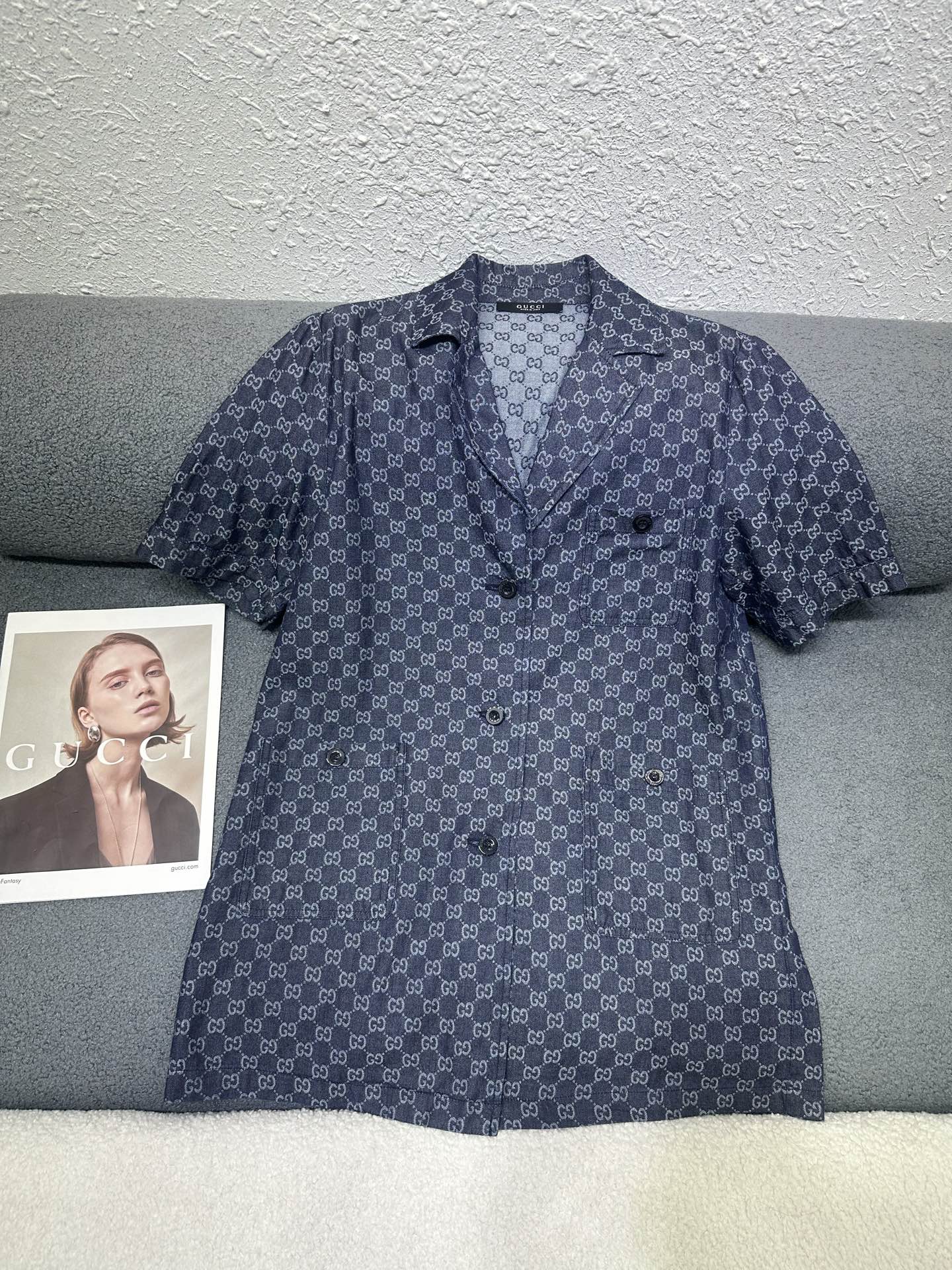 NO:903700,G's new short-sleeved shirt, all-over double Glogo jacquard fabric, customized logo buttons, two pocket decorations, washed denim fabric, light and comfortable, loose and tolerant, single color SML,, gucci, T-shirt,19860909G家新款短袖衬衣 通体双Glogo提花面料 定制logo纽扣搭配 两处口袋装饰 洗水牛仔面料轻薄舒适 版型宽松包容性强 单色SML,,gucci,T-shirt,,Women's clothing