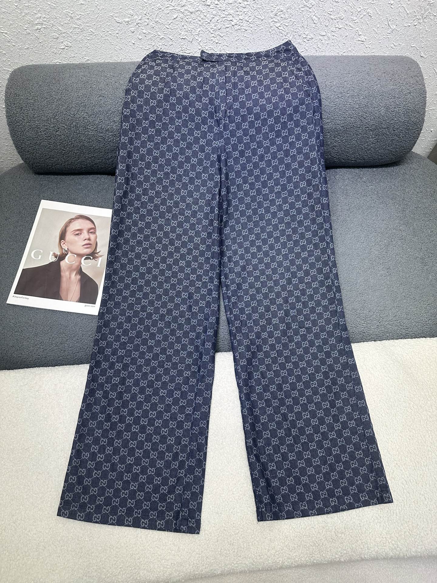 NO:903687,G's new straight-leg jeans, all-over double-G jacquard fabric, push-button design at the waist, washed denim fabric, light and comfortable, versatile and slimming, single color SML,,gucci,jeans,19860909G家新款直筒牛仔裤 通体双G提花面料 腰头做按压扣设计 洗水牛仔面料轻薄舒适 版型百搭显瘦 单色SML,,gucci,jeans,,Women's clothing