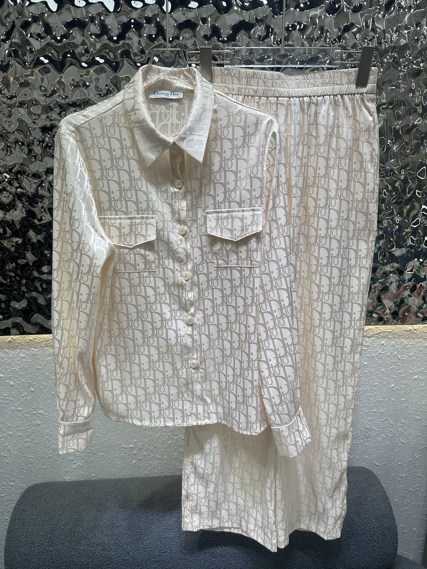 NO:903654,Dior* Dior's new long-sleeved shirt and trousers suit Jacquard pattern Double pocket design Elastic waistband Casual style High quality 2 colors and three sizes SML,, dior, dior, shirts,19860909Dior*迪奥新款长袖衬衫长裤套装 提花图案 双口袋设计 松紧腰头 休闲风 高品质 2色三码SML,,dior,dior,shirts,,Women's clothing