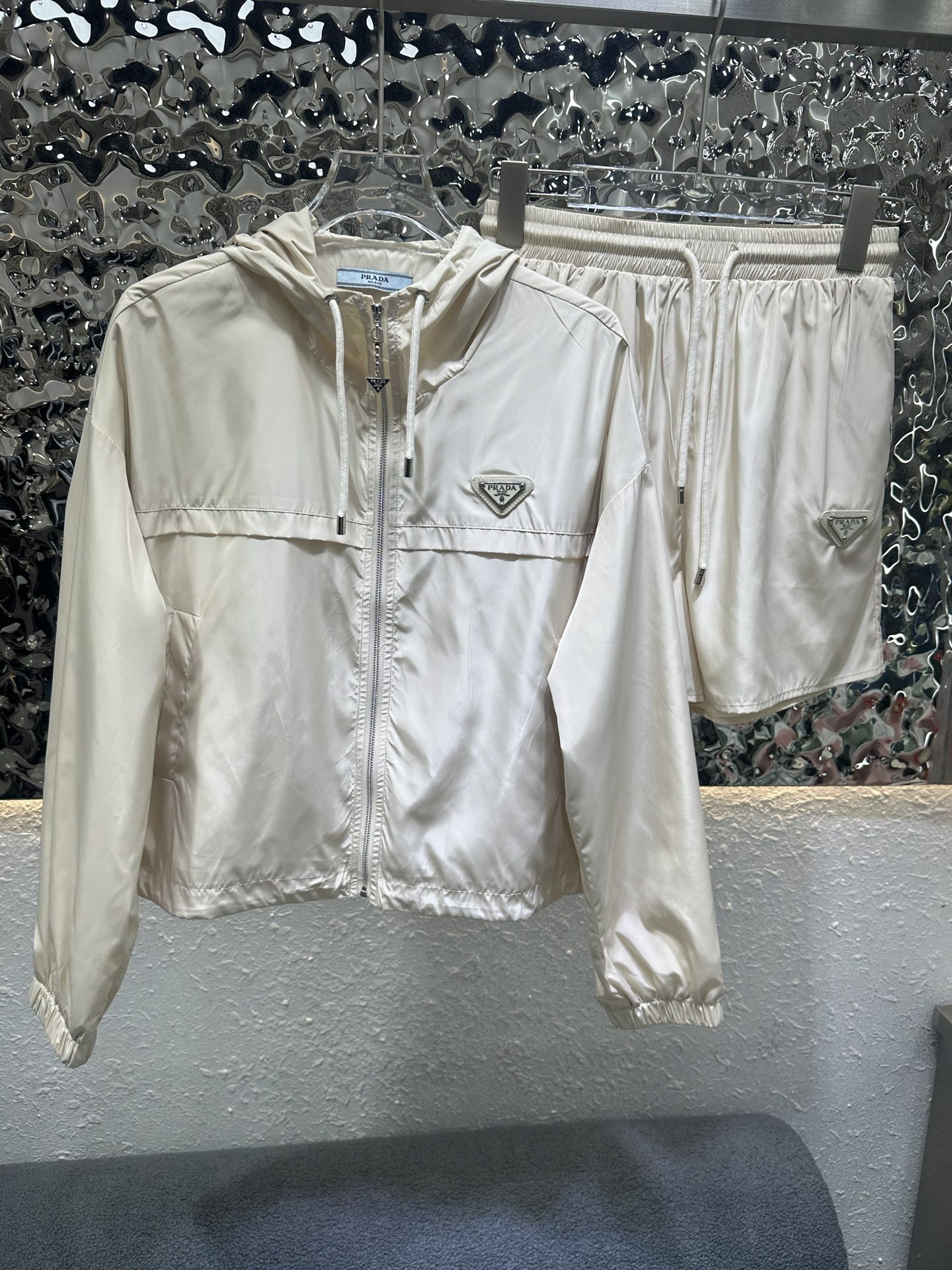 NO:903639,PRADA*Prada's new hooded jacket and shorts suit, classic triangle logo decoration, elastic waist, sporty style, simple and elegant, high quality, 2 colors and three codes SML,, prada, prada, shorts, jackets & coats, hats,19860909PRADA*普拉达新款连帽外套短裤套装 经典三角标装饰 松紧腰头 运动风 简约大气上档次 高品质 2色三码SML,,prada,prada,shorts,jackets & coats,hats,,Women's clothing