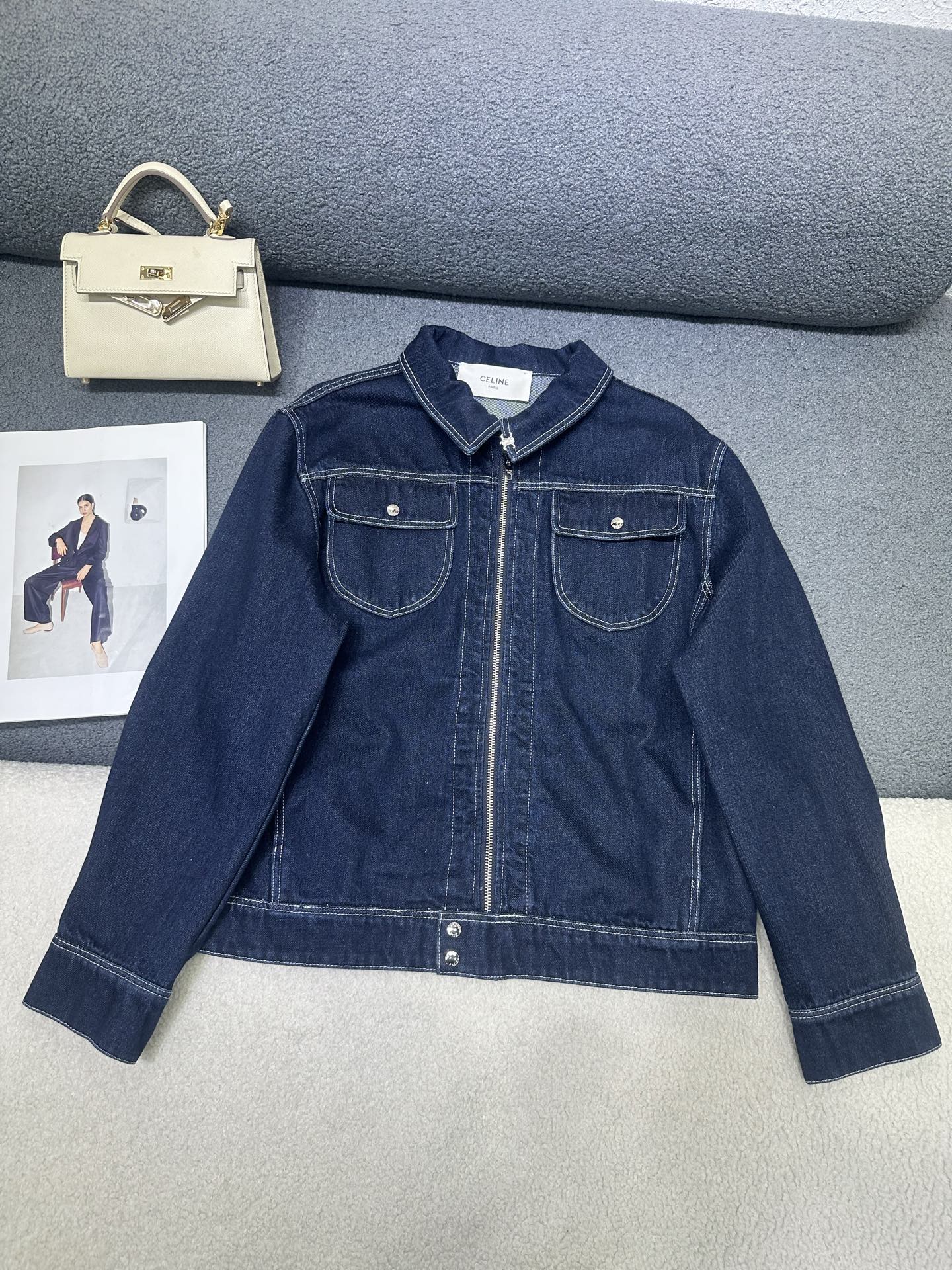 NO:907650,CE's new denim jacket. Customized pattern metal small label embellishment on the collar. Two pockets on the chest. Customized logo buttons. Excellent texture of washed denim. Casual and versatile style. Monochrome SML, jackets & coats,19860909CE家新款牛仔外套 领口处定制图案金属小标点缀装饰 胸前两处口袋装饰 定制logo纽扣搭配 洗水牛仔质感极佳 版型休闲百搭 单色SML,,jackets & coats,,Women's clothing