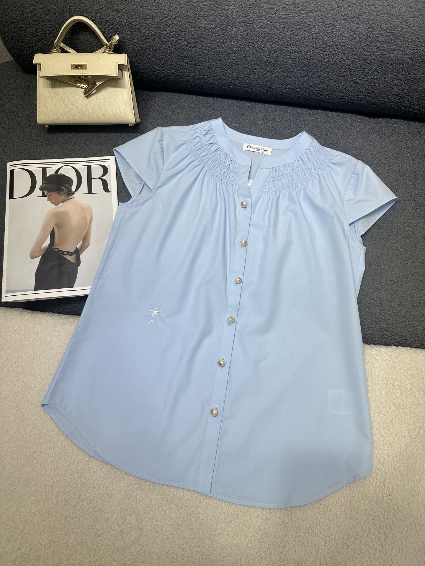 NO:907642,D's new V-neck shirt. Little bee embroidery embellishment on the waist. Sweater design on the collar. Customized letters with pearl buttons. The cotton fabric is comfortable and breathable. The version is simple and versatile. Two-color SML, dior,19860909D家新款V领衬衣 腰部小蜜蜂刺绣点缀装饰 领子处做打揽设计 定制字母珍珠纽扣搭配 棉布面料舒适透气 版型简洁百搭 两色SML,,dior,,Women's clothing