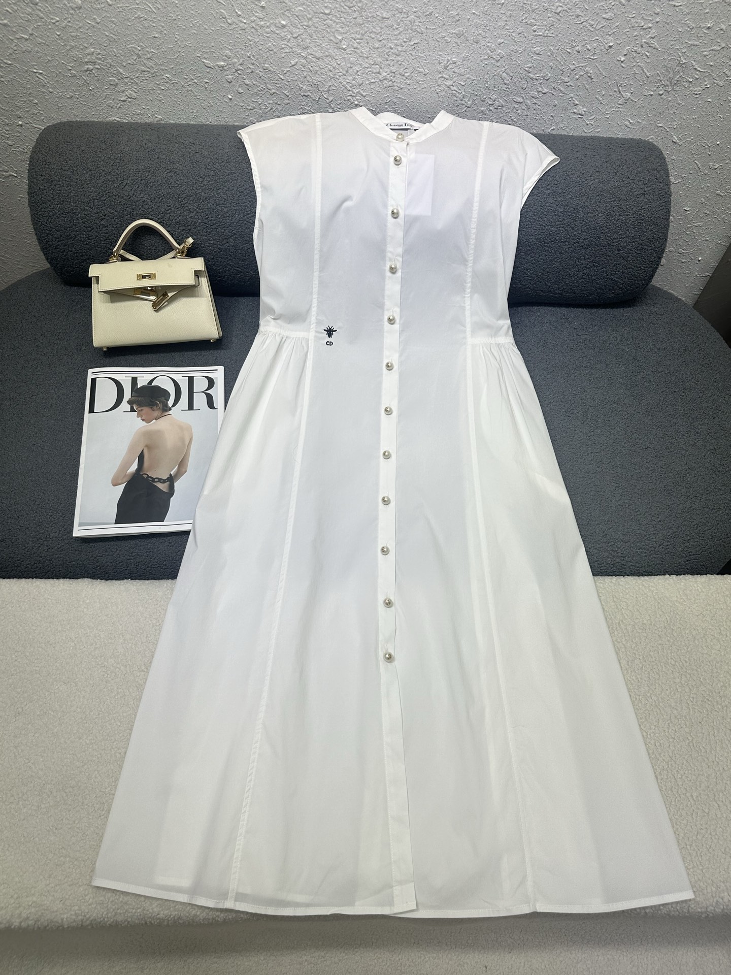 NO:907632,D's new style dress with sleeves, classic little bee embroidery embellishment on the waist, customized letter pearl buttons, buttons on the back to adjust the size of the waist, single-breasted design on the front, breathable and comfortable cotton fabric, simple and elegant style, two-color SML, dior, skirts,19860909D家新款坎袖连衣裙 腰部处经典小蜜蜂刺绣点缀装饰 定制字母珍珠纽扣搭配 后背处做纽扣设计可调节腰部大小 前片做单排扣设计 棉布面料透气舒适 版型简洁大气 两色SML,,dior,skirts,,Women's clothing