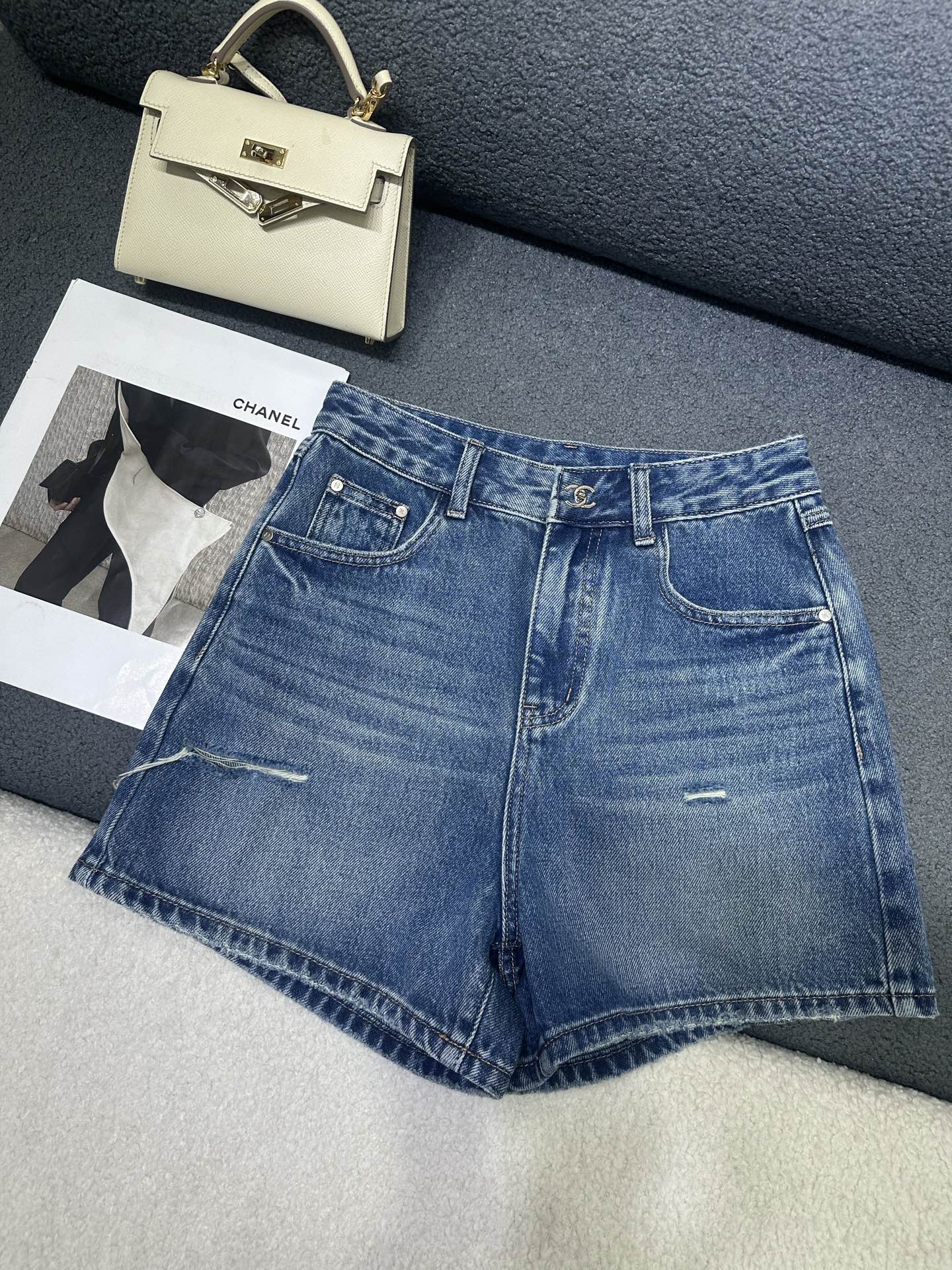 NO:907560,Chanel*2026 new summer denim shorts/pocket double C pattern embroidery decoration/exquisite workmanship/high-end quality/single color SML,,chanel,shorts,19860909Chanel*2026夏季新款牛仔短裤/口袋双C图案刺绣装饰 /做工精致细腻/高端品质/单色SML,,chanel,shorts,,Women's clothing