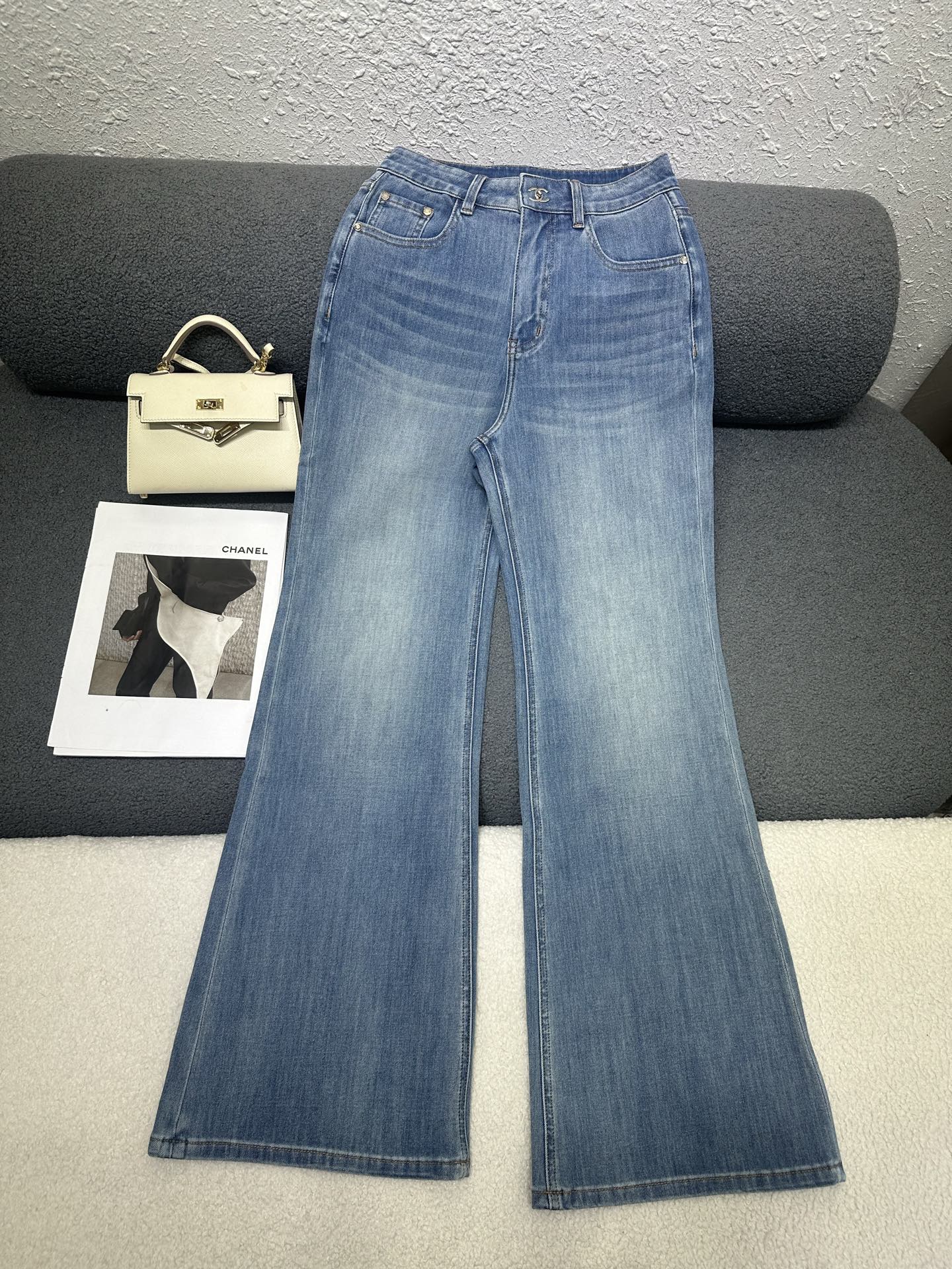 NO:907549,Chanel*2026 new summer denim trousers/pocket double C pattern embroidery decoration/exquisite workmanship/high-end quality/single color SML,,chanel,19860909Chanel*2026夏季新款牛仔长裤/口袋双C图案刺绣装饰 /做工精致细腻/高端品质/单色SML,,chanel,,Women's clothing