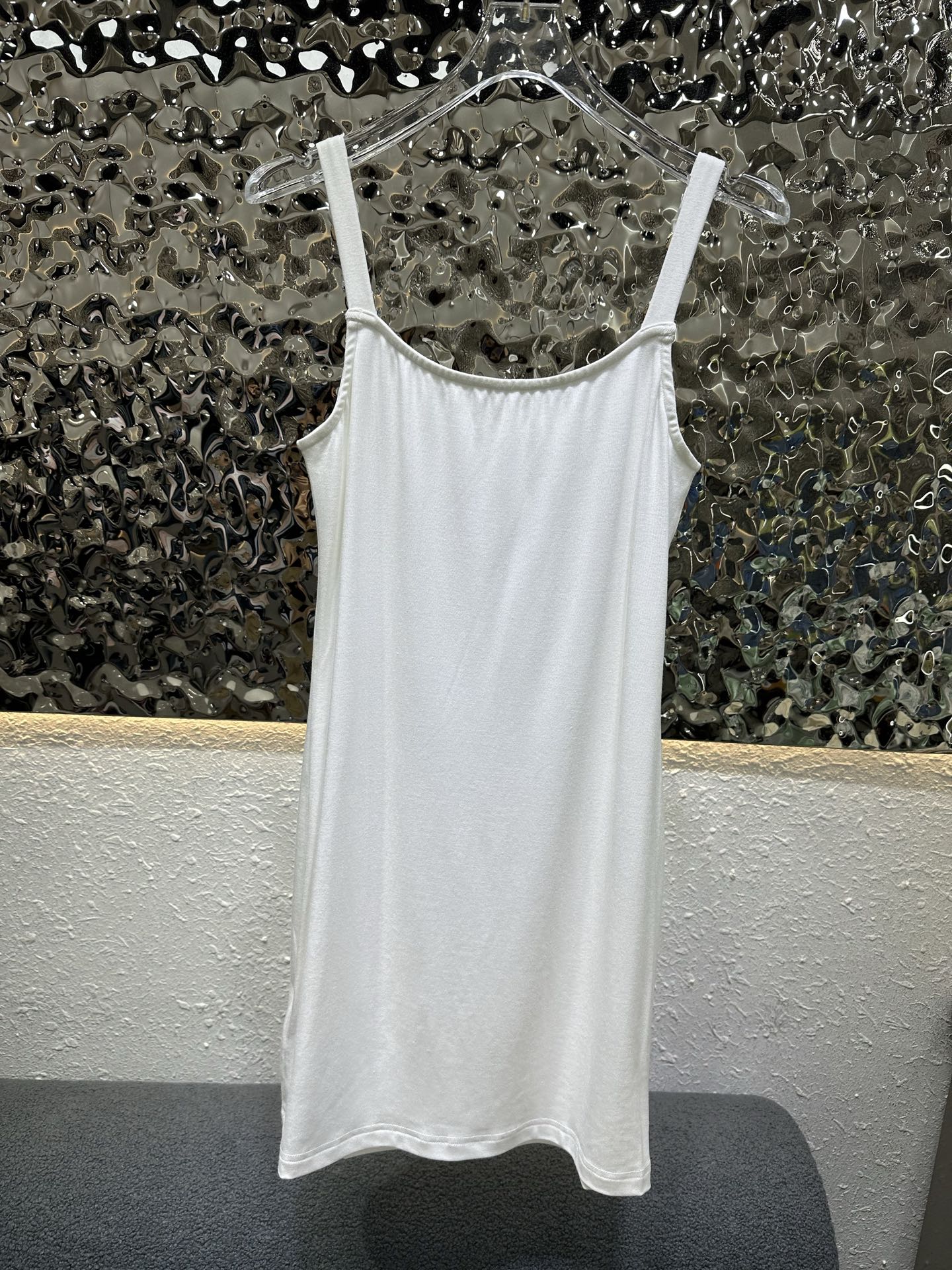 NO:909793,G's new suspender skirt. The shoulder straps are customized with classic metal chains. The whole body is made of solid-color cotton, breathable and comfortable. The version is slim and slim. Two-color SML,,gucci,skirts,19860909G家新款吊带裙 肩带处定制经典金属链条搭配 通体净色棉料透气舒适 版型修身显瘦 两色SML,,gucci,skirts,,Women's clothing