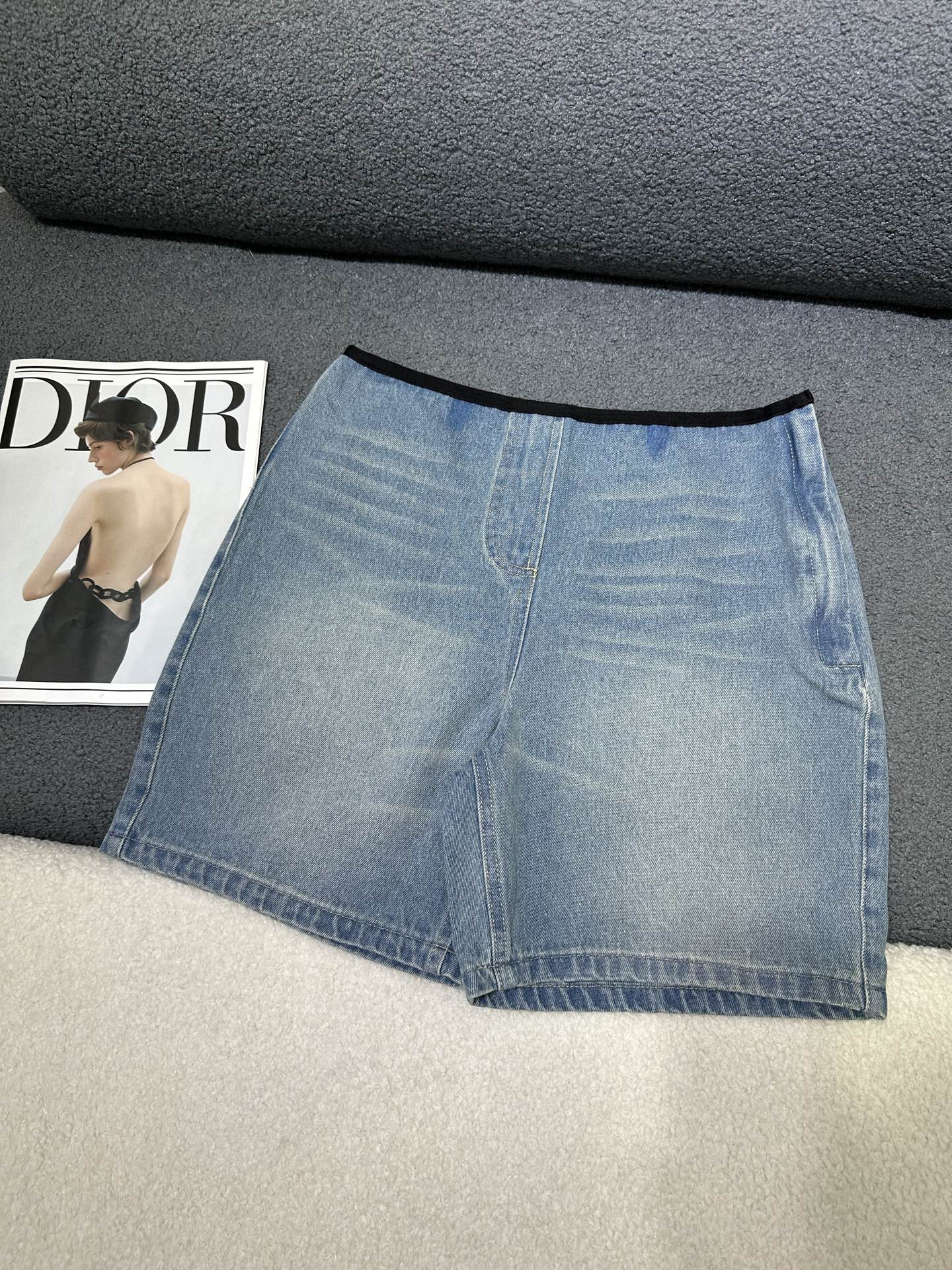 NO:909809,P's new denim shorts. Black hemming design at the waist. Letter logo decoration on the back pocket. Zipper design on the side. Customized logo zipper pull. The texture of washed denim is soft and comfortable. The version is versatile and slimming. Monochrome SML,,shorts,19860909P家新款牛仔短裤 腰头处做黑色包边设计 后口袋处字母logo小标装饰 侧边做拉链设计 定制logo拉链头搭配 洗水牛仔质地柔软舒适 版型百搭显瘦 单色SML,,shorts,,Women's clothing