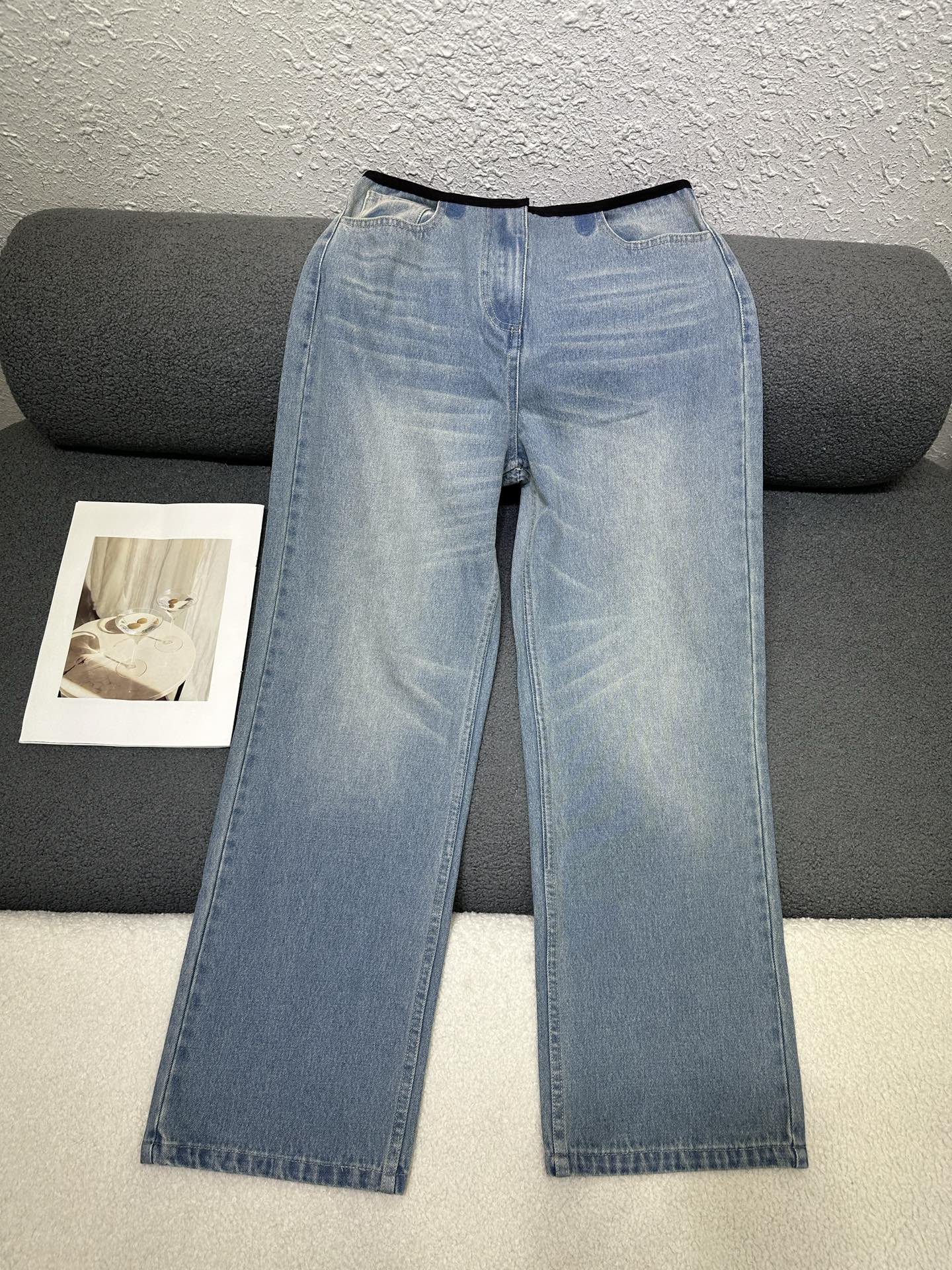 NO:909801,P's new denim trousers, black hemming design at the waist, letter logo decoration on the back pocket, customized logo zipper pull, washed denim texture, soft and comfortable, versatile version, slimming, single color SML,,19860909P家新款牛仔长裤 腰头处做黑色包边设计 后口袋处字母logo小标装饰 定制logo拉链头搭配 洗水牛仔质地柔软舒适 版型百搭显瘦 单色SML,,,Women's clothing