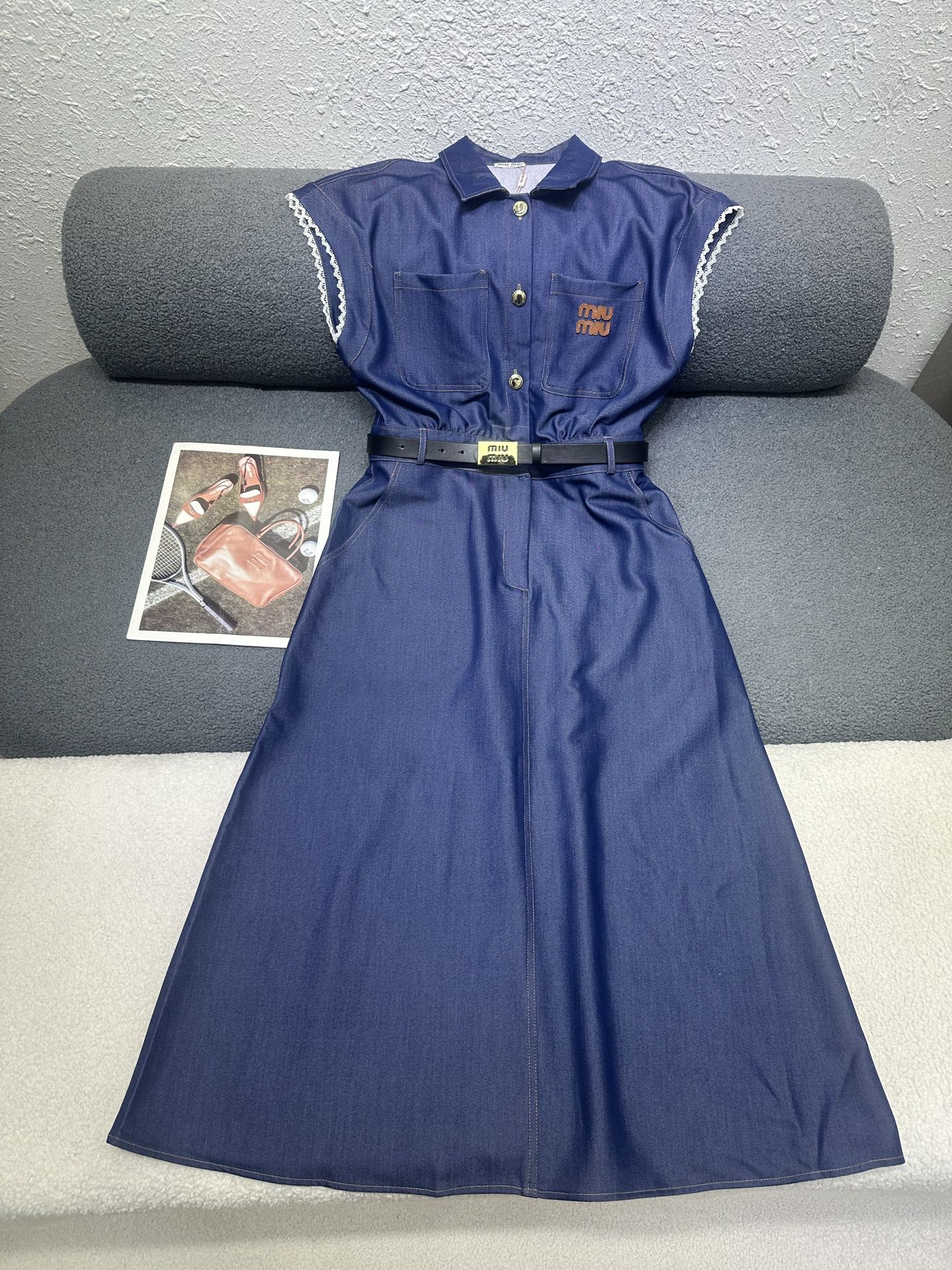 NO:910436,Miu's new lapel dress. Leather label decoration with letter logo on the chest. Customized logo belt matching. Lace edge design at the cuffs to increase the sense of age. Slit design at the back. All-over Tencel denim fabric is drapey, light and comfortable. Two-color SML,,miumiu,skirts,19860909Miu家新款翻领连衣裙 胸前字母logo皮标装饰 定制logo腰带搭配 袖口处拼接蕾丝边设计增加减龄感 后片处做开衩设计 通体天丝牛仔面料垂感十足轻薄舒适 两色SML,,miumiu,skirts,,Women's clothing