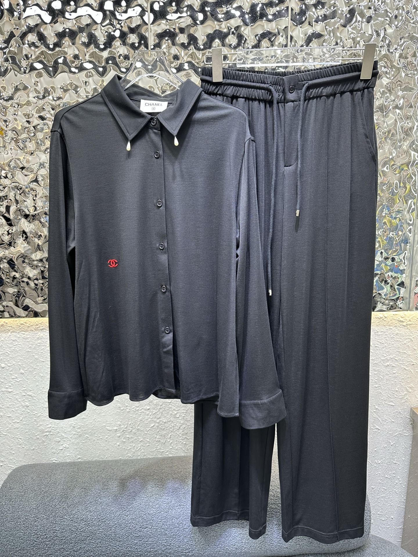 NO:911183,CH's new suit. Lapel long-sleeved shirt and straight trousers. Pendant decoration on the collar. Classic double C embroidery design embellishment on the waist/trousers. Customized logo buttons. The fabric is light and soft. The upper body of the set is full of casual and lazy feeling. Two-color SML,,19860909CH家新款套装 翻领长袖衬衣直筒长裤 领子处做吊坠装饰 腰部处/裤子经典双C刺绣设计点缀 定制logo纽扣搭配 面料轻薄柔软 一整套上身休闲慵懒感十足 两色SML,,,Women's clothing