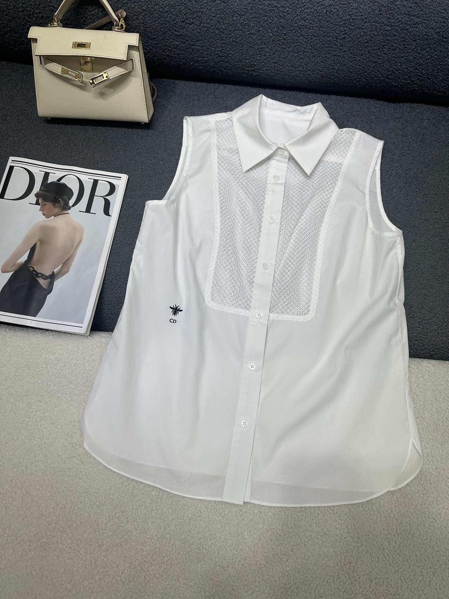 NO:911164,Dior's new lapel vest/collar embroidery decoration/simple and versatile style. The fabric is breathable and comfortable. Two-color SML,, dior,19860909Dior 家新款翻领马甲/领子刺绣装饰/版型简洁百搭 面料透气舒适 两色SML,,dior,,Women's clothing
