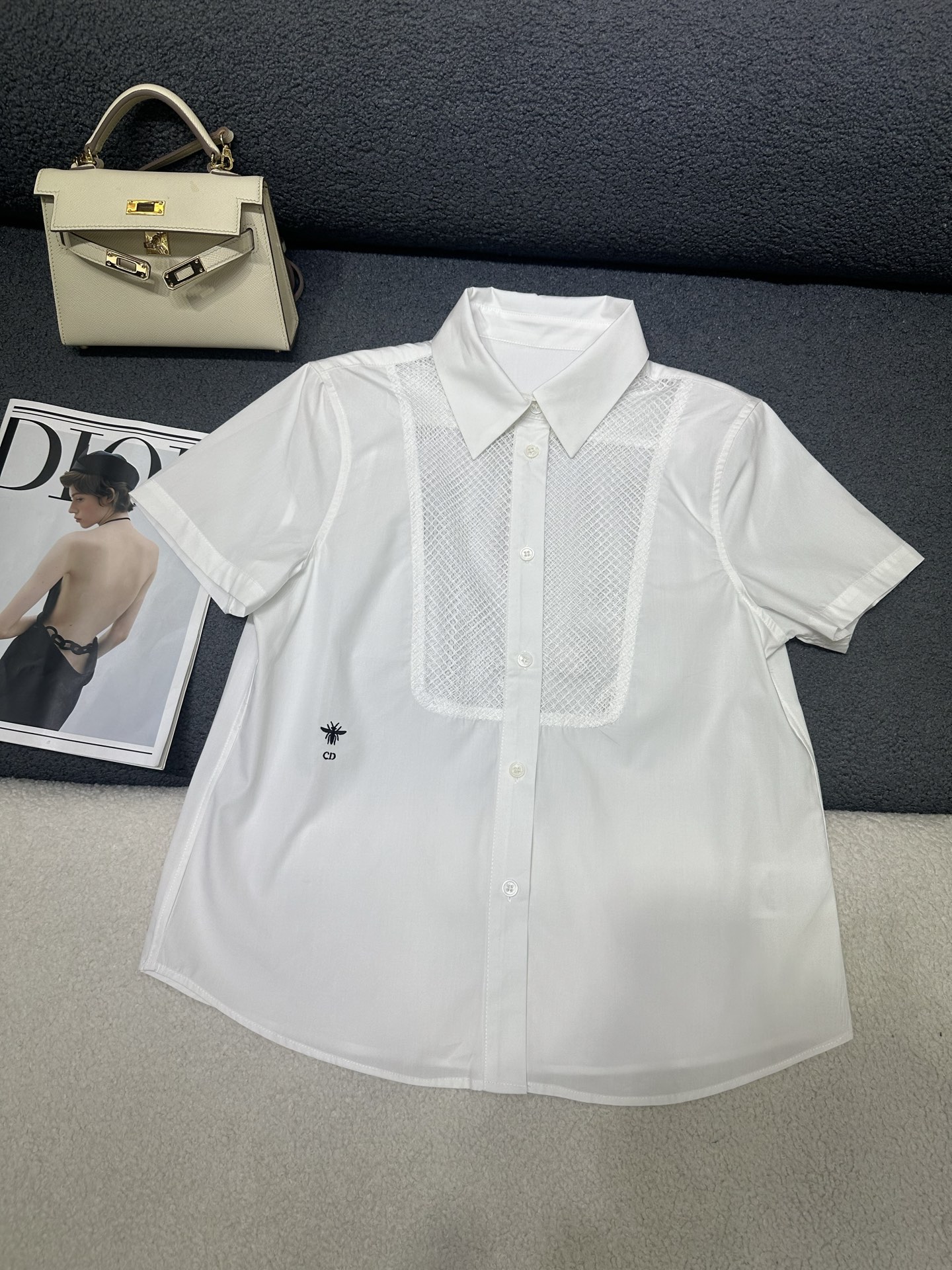 NO:911175,Dior's new lapel shirt/collar embroidery decoration/simple and versatile style. The fabric is breathable and comfortable. Two-color SML,, dior, shirts,19860909Dior家新款翻领衬衫/领子刺绣装饰/版型简洁百搭 面料透气舒适 两色SML,,dior,shirts,,Women's clothing