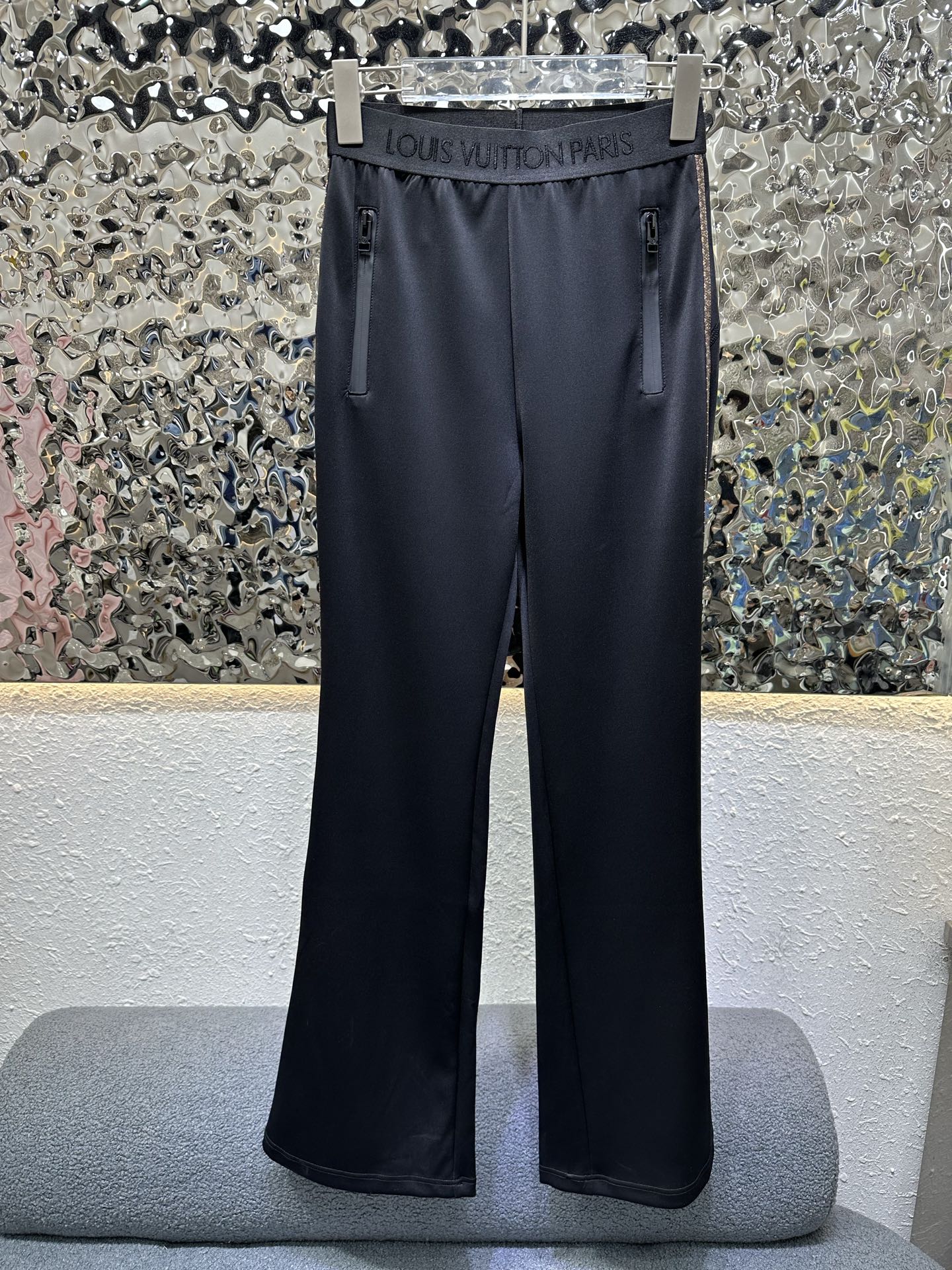 NO:912034,L's new low-cut trousers. The waist is spliced ​​with letter logo embroidered webbing. The sides are spliced ​​with old flower logo leather strips. The rear hip is decorated with a zipper design. The whole body air layer fabric is soft and comfortable. The version is slim and slim. Two-color SML,,19860909Ｌ家新款微喇长裤 腰头处拼接字母logo刺绣织带 侧边拼接老花logo皮条装饰 后臀部处装饰拉链设计 通体空气层面料柔软舒适 版型修身显瘦 两色SML,,,Women's clothing