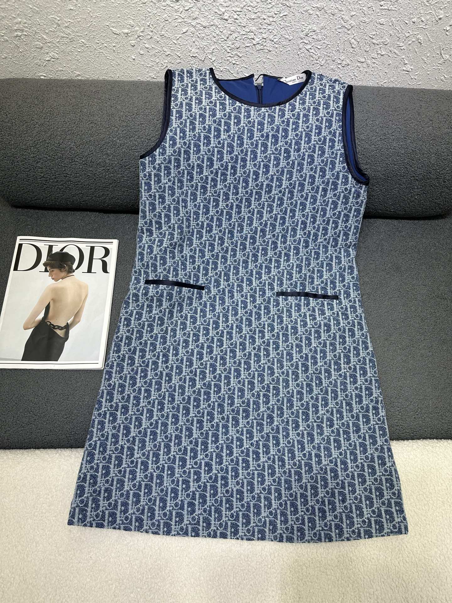 NO:925153,D's new sleeveless dress. All-over presbyopic logo jacquard fabric. Made of denim terry fabric with excellent texture. Zipper design on the back. H version is tolerant and versatile. Single color SML, dior, skirts,19860909D家新款无袖连衣裙 通体老花logo提花面料 用牛仔毛巾布面料质感极佳 后背处做拉链设计 H版型包容性强百搭基础 单色SML,,dior,skirts,,Women's clothing