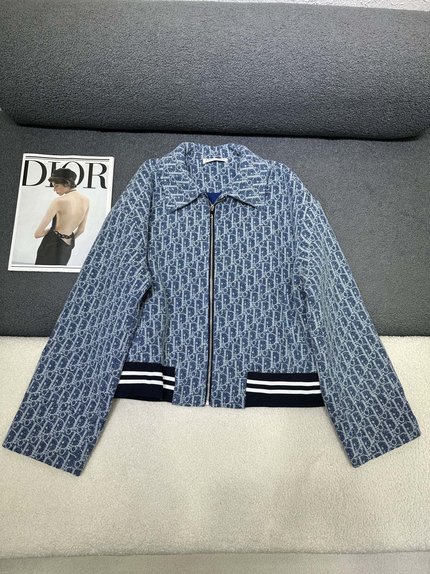 NO:925113,D's new jacket is made of all-over presbyopia logo jacquard fabric. It is made of denim terry fabric with excellent texture. The hem is spliced ​​with color-blocking rib fabric. The style is full of western style. Single color SML,, dior, jackets & coats, jackets & coats,19860909D家新款夹克外套 通体老花logo提花面料 采用牛仔毛巾布面料质感极佳 衣摆处拼接拼色罗纹面料 版型洋气十足 单色SML,,dior,jackets & coats,jackets & coats,,Women's clothing