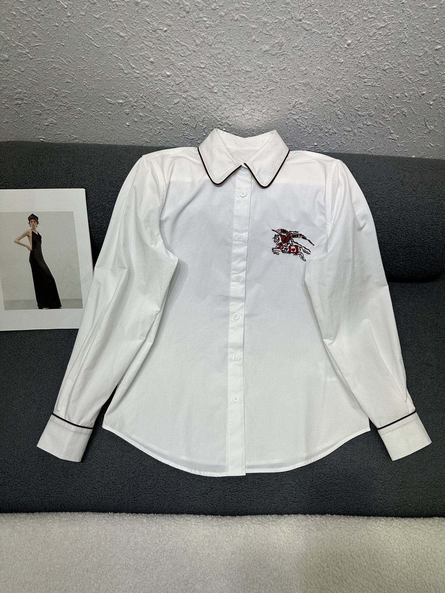 NO:925141,Skirt, shirt, Burberr*26 autumn new shirt/elastic waist skirt/pattern embroidery decoration/ultra-thin fabric, soft and breathable/complete set with casual trend/can be separated into batches. Single color SML,,burberry,skirts,shirts,19860909半裙 衬衫Burberr*26秋装新款衬衫/松紧腰半裙/图案刺绣装饰/超薄面料柔软透气/整套搭配休闲潮流/可分开批 单色SML,,burberry,skirts,shirts,,Women's clothing