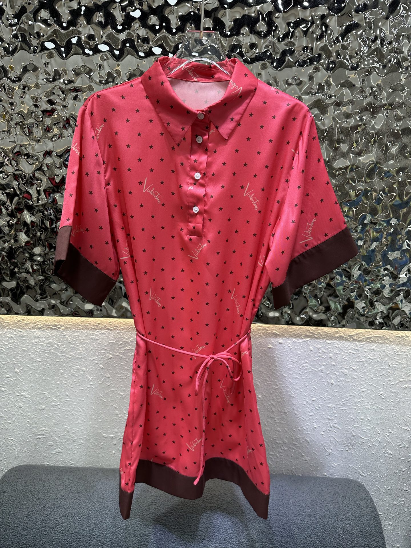 NO:945964,Valentino short-sleeved shirt dress, high-end atmosphere, full of high-end sense of wear, innovative fabrics, light and soft, the actual product is very good!  The upper body is fashionable and versatile, so beautiful!  High quality size SML l,,valentino,skirts,T-shirt,19860909华伦天奴衬衣短袖连衣裙 高级大气 满满的穿搭高级感 创新面料 轻盈柔软 实物非常赞！上身洋气百搭,美美哒！高品质 尺码SML l,,valentino,skirts,T-shirt,,Women's clothing