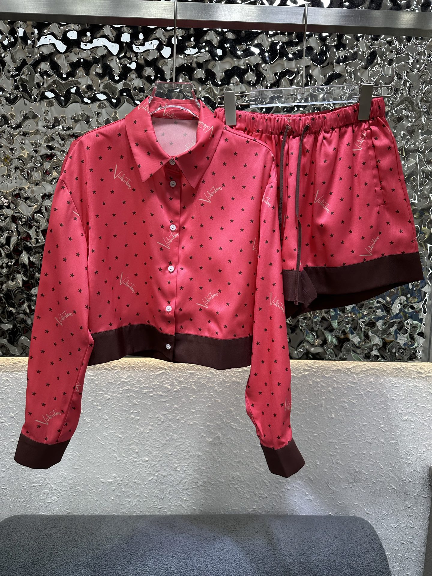 NO:945939,Valentino printed shirt and shorts set, high-end atmosphere, full of high-end sense of wear, innovative fabrics, light and soft, the actual product is very good!  The upper body is fashionable and versatile, so beautiful!  High quality sizes SML,,valentino,shorts,19860909华伦天奴印花衬衣短裤套装 高级大气 满满的穿搭高级感 创新面料 轻盈柔软 实物非常赞！上身洋气百搭,美美哒！高品质 尺码SML,,valentino,shorts,,Women's clothing