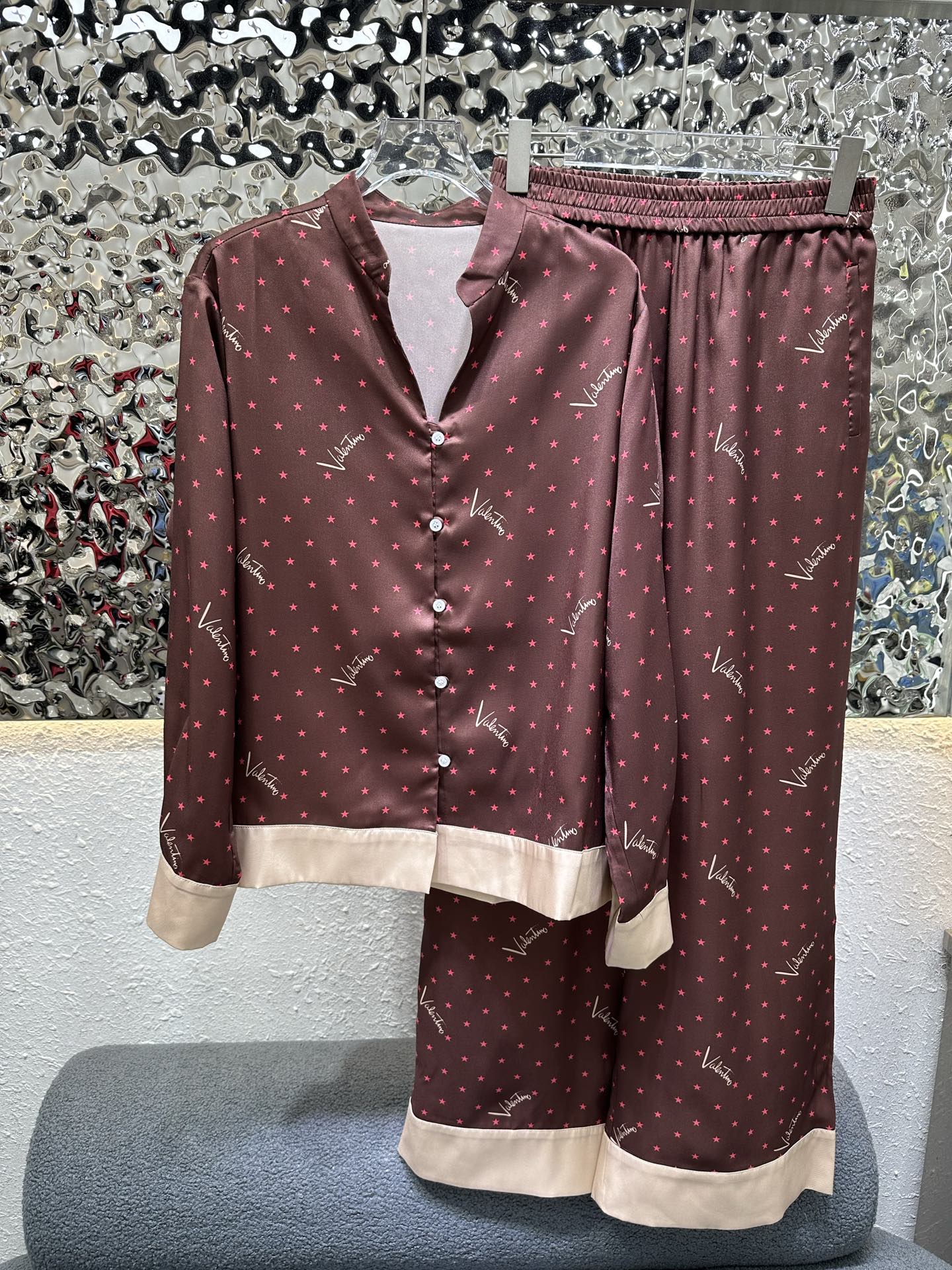 NO:945889,Valentino printed shirt suit has a high-end atmosphere and a full sense of luxury. Innovative fabrics are light and soft. The actual product is very good!  The upper body is fashionable and versatile, so beautiful!  High quality sizes SML l,,valentino,19860909华伦天奴印花衬衣套装 高级大气 满满的穿搭高级感 创新面料 轻盈柔软 实物非常赞！上身洋气百搭,美美哒！高品质 尺码SML l,,valentino,,Women's clothing