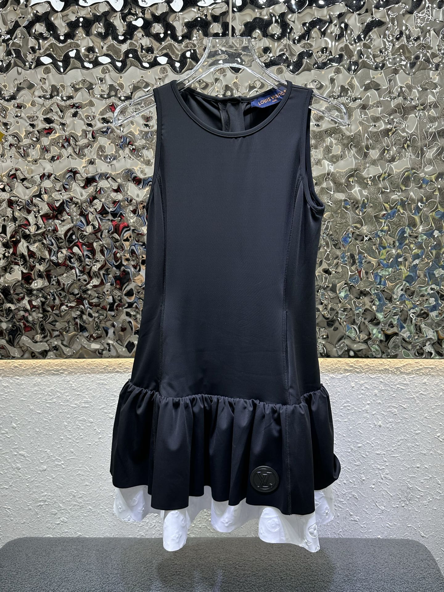 NO:945864,L's 26 early autumn new style, black and white contrasting vest dress, black and white contrasting lazy little black skirt, the hem level is just right for a relaxed atmosphere, sleeveless lotus leaf skirt, low-key and exquisite, comes with texture filter for daily appearances, simple color matching, neat tailoring + double-layer skirt, no need to worry about matching when going out, it will look great in any photo, single color three codes/SML l,, louis vuitton, skirts,19860909L家 26早秋新款 黑白撞色背心裙 黑白撞色的慵懒小黑裙 裙摆层次刚好拿捏松弛氛围感 无袖荷叶短裙 低调的精致 日常出镜自带质感滤镜 简简单单的配色 利落剪裁+双层裙摆 出门不用费心搭配 随手一拍都很出片 单色三码/SML l,,louis vuitton,skirts,,Women's clothing