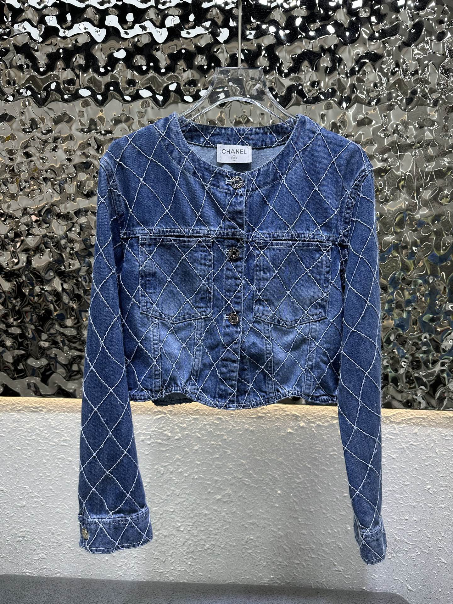 NO:945912,CH*A series of rhombus denim round-neck jackets, high-end and elegant, full of high-end sense of wear, innovative fabrics, light and soft, the real thing is very good!  The upper body is fashionable and versatile, so beautiful!  High quality two colors size SML, jackets & coats,19860909CH*一系列菱格牛仔圆领外套 高级大气 满满的穿搭高级感 创新面料 轻盈柔软 实物非常赞！上身洋气百搭,美美哒！高品质 两色 尺码SML,,jackets & coats,,Women's clothing