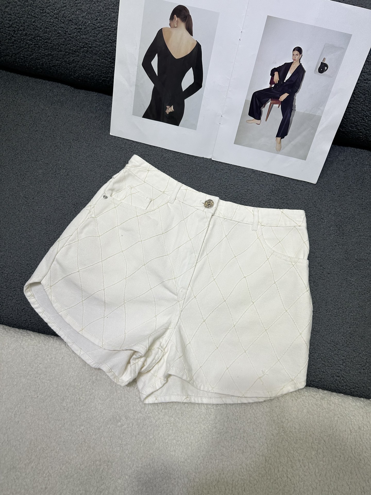 NO:945888,CH*A series of rhombus denim shorts, high-end and elegant, full of high-end sense of wear, innovative fabrics, light and soft, the real thing is very good!  The upper body is fashionable and versatile, so beautiful!  High quality two colors size SML, shorts,19860909CH*一系列菱格牛仔短裤 高级大气 满满的穿搭高级感 创新面料 轻盈柔软 实物非常赞！上身洋气百搭,美美哒！高品质 两色 尺码SML,,shorts,,Women's clothing