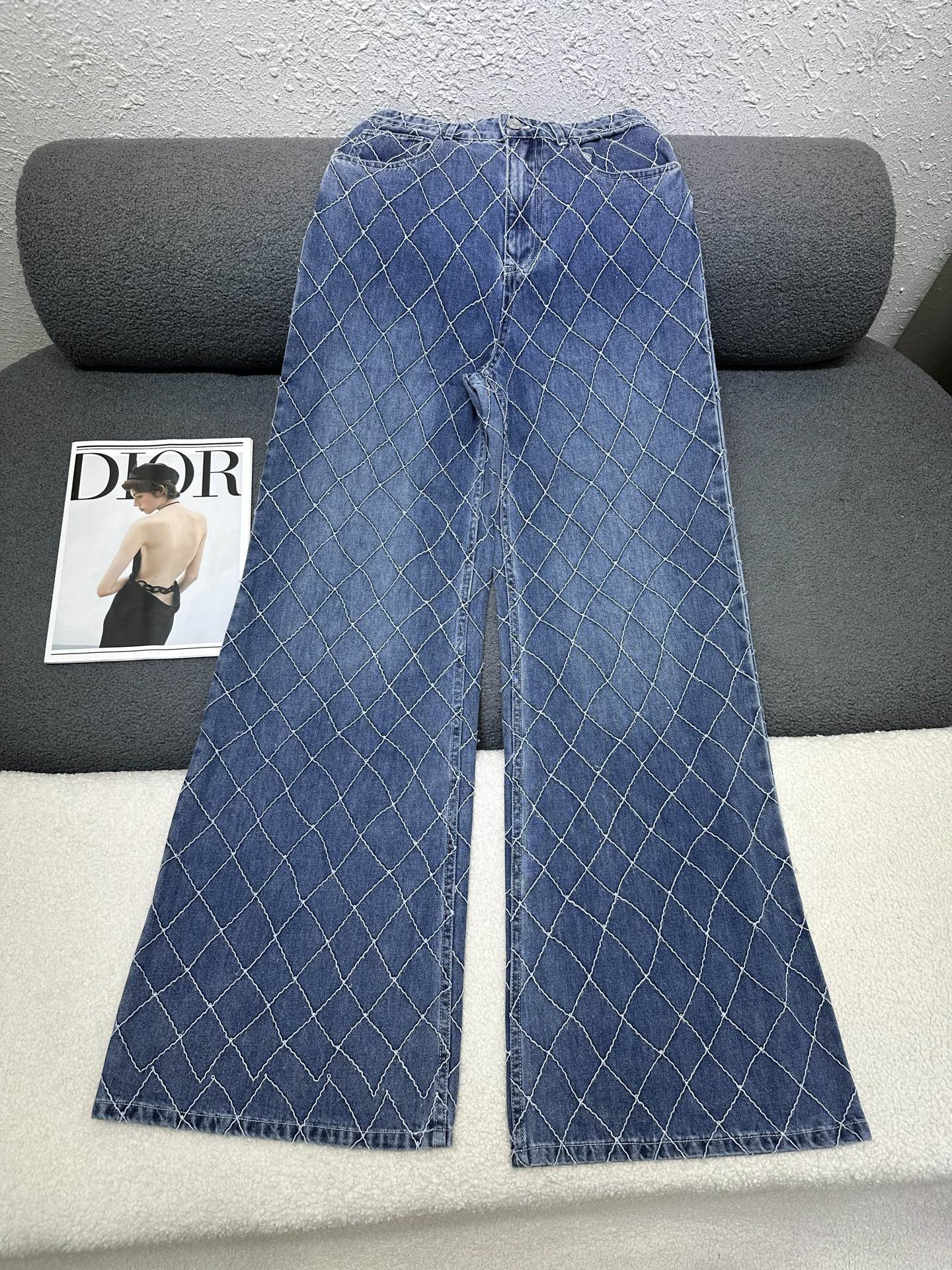 NO:945844,CH*A series of rhombus denim trousers, high-end and elegant, full of high-end sense of wear, innovative fabrics, light and soft, the real thing is very good!  The upper body is fashionable and versatile, so beautiful!  High quality two colors size SML,19860909CH*一系列菱格牛仔长裤 高级大气 满满的穿搭高级感 创新面料 轻盈柔软 实物非常赞！上身洋气百搭,美美哒！高品质 两色 尺码SML,,,Women's clothing