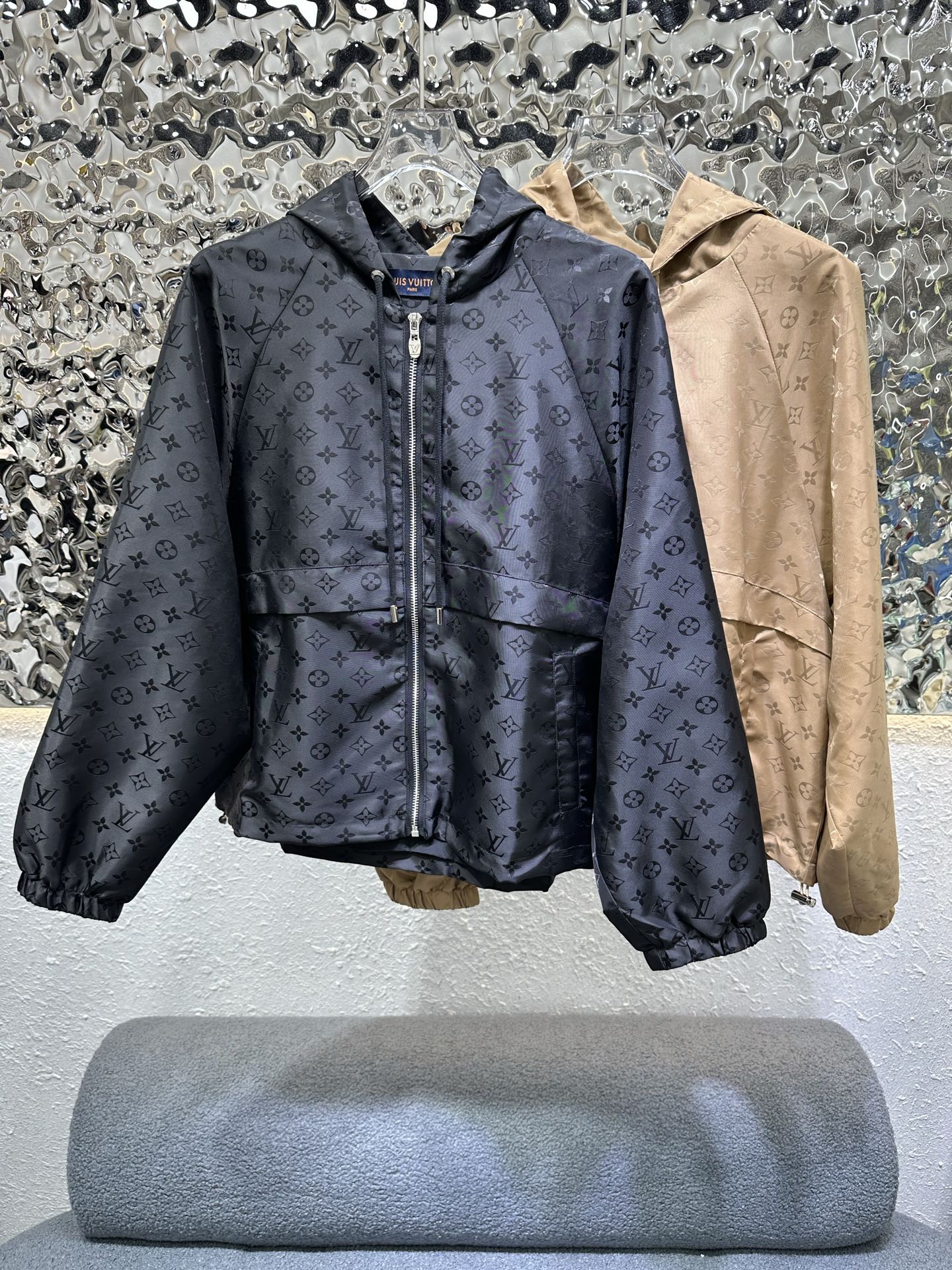 louis vuitton shiny monogram short parka