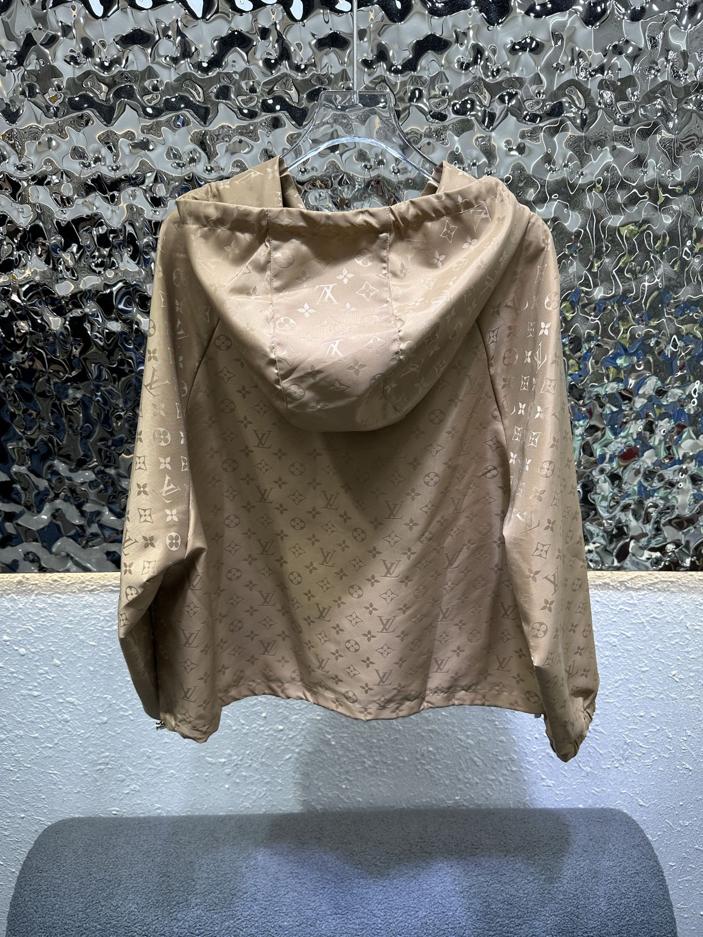 louis vuitton shiny monogram short parka