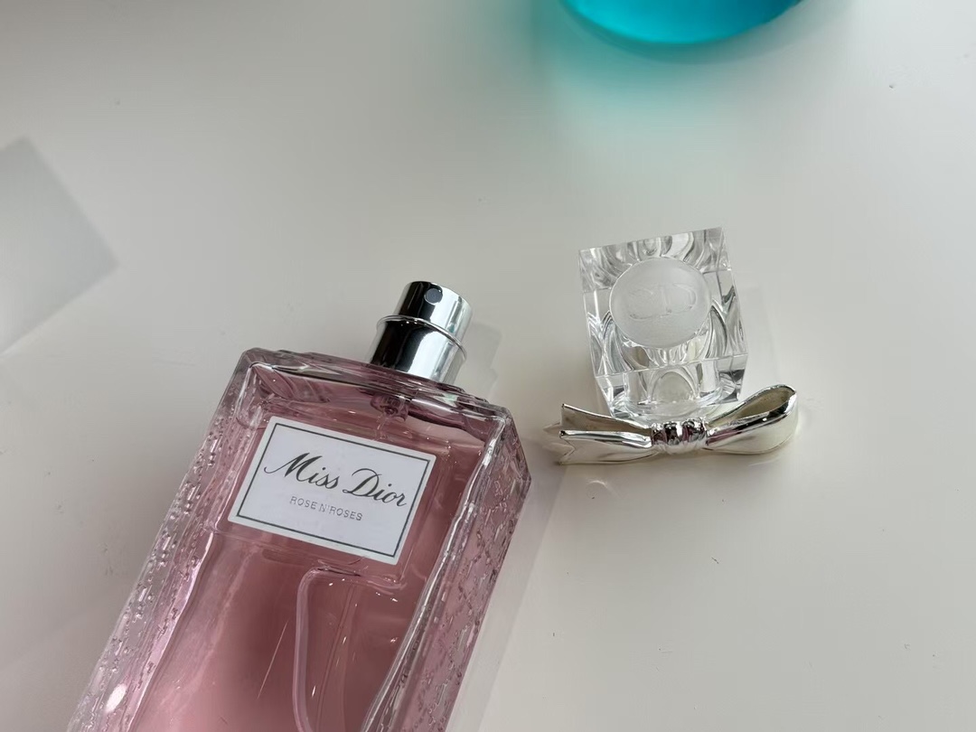 95💰原单品质
Miss Dior玫舞轻旋淡香
Miss Dior玫舞轻旋淡香一没有谁比它更适合邂逅
绝了 这支香水的味道比它的外表还美
真的很少女心了
炒鸡适合小女生,高中生用它绝对不失青春
前调」意大利甘菊精华
中调」格拉斯玫瑰纯香、天竺葵精华基调」白麝香、印尼广麝香
整体还是蛮清新,仿佛置身玫瑰花海
最近感觉很缺一款淡香所以就入手了这只
虽然清淡,但是不失格调
留香时间也算是淡香水里面比较长的了精致甜甜女孩的首选!
但其实一开始看中的是它的瓶身啦真的太水灵灵了!
狠爱瓶口的蝴蝶结设计侧面还有玻璃立体浮雕
very精致,年轻女孩子选它准没错了超讨喜,只甜不腻哦~推芳给懂的姐妹
说点什么.. 33 11 8