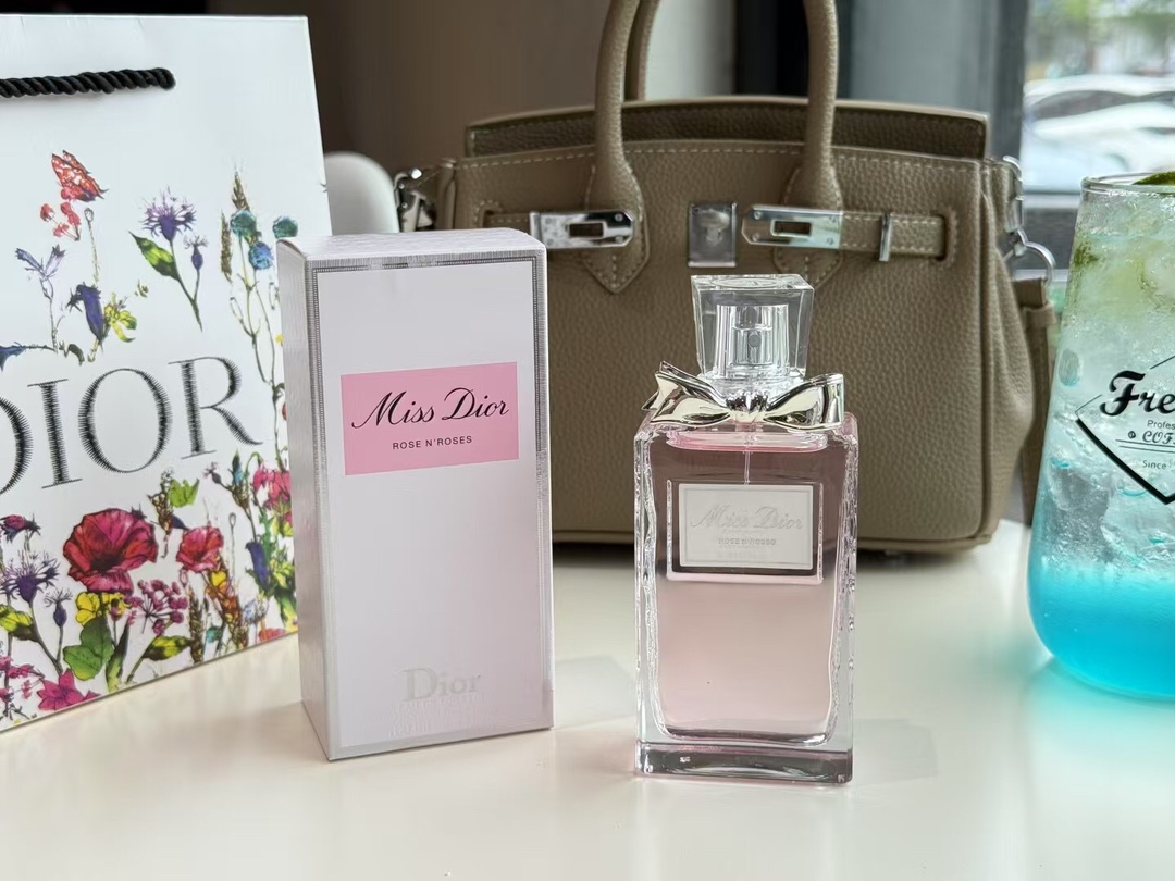 95💰原单品质
Miss Dior玫舞轻旋淡香
Miss Dior玫舞轻旋淡香一没有谁比它更适合邂逅
绝了 这支香水的味道比它的外表还美
真的很少女心了
炒鸡适合小女生,高中生用它绝对不失青春
前调」意大利甘菊精华
中调」格拉斯玫瑰纯香、天竺葵精华基调」白麝香、印尼广麝香
整体还是蛮清新,仿佛置身玫瑰花海
最近感觉很缺一款淡香所以就入手了这只
虽然清淡,但是不失格调
留香时间也算是淡香水里面比较长的了精致甜甜女孩的首选!
但其实一开始看中的是它的瓶身啦真的太水灵灵了!
狠爱瓶口的蝴蝶结设计侧面还有玻璃立体浮雕
very精致,年轻女孩子选它准没错了超讨喜,只甜不腻哦~推芳给懂的姐妹
说点什么.. 33 11 8
