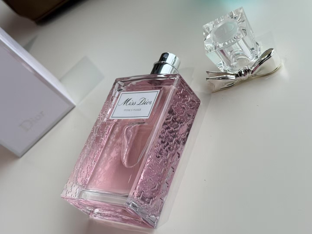 95💰原单品质
Miss Dior玫舞轻旋淡香
Miss Dior玫舞轻旋淡香一没有谁比它更适合邂逅
绝了 这支香水的味道比它的外表还美
真的很少女心了
炒鸡适合小女生,高中生用它绝对不失青春
前调」意大利甘菊精华
中调」格拉斯玫瑰纯香、天竺葵精华基调」白麝香、印尼广麝香
整体还是蛮清新,仿佛置身玫瑰花海
最近感觉很缺一款淡香所以就入手了这只
虽然清淡,但是不失格调
留香时间也算是淡香水里面比较长的了精致甜甜女孩的首选!
但其实一开始看中的是它的瓶身啦真的太水灵灵了!
狠爱瓶口的蝴蝶结设计侧面还有玻璃立体浮雕
very精致,年轻女孩子选它准没错了超讨喜,只甜不腻哦~推芳给懂的姐妹
说点什么.. 33 11 8