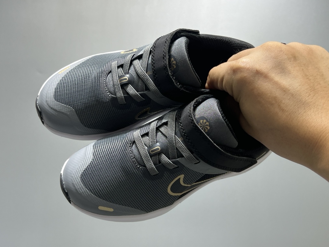 NK 赤足瑞亚系列儿童魔术贴运动鞋 尺码：23.5-37码 超级好穿的赤足瑞亚系列🆕 高密度针织鞋面，透气舒适☁️ 超轻超好穿的赤足系列，日常必备❤️ 耐磨防滑缓震大底，脚感超赞👍🏻 魔术贴设计，穿脱超级便捷✔️-选品中心