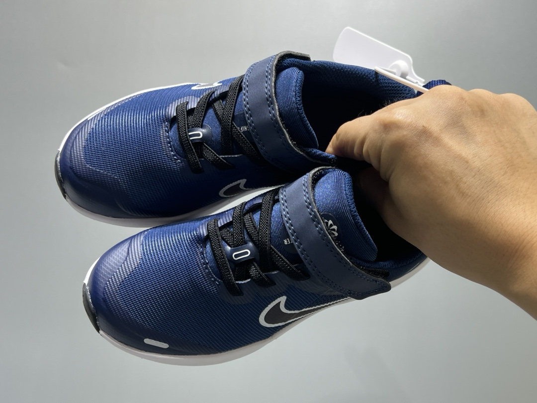 NK 赤足瑞亚系列儿童魔术贴运动鞋 尺码：23.5-37码 超级好穿的赤足瑞亚系列🆕 高密度针织鞋面，透气舒适☁️ 超轻超好穿的赤足系列，日常必备❤️ 耐磨防滑缓震大底，脚感超赞👍🏻 魔术贴设计，穿脱超级便捷✔️-选品中心