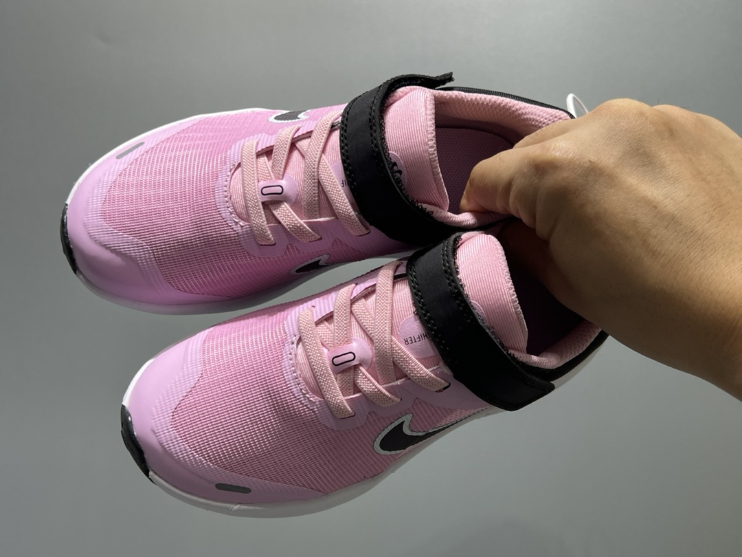 NK 赤足瑞亚系列儿童魔术贴运动鞋 尺码：23.5-37码 超级好穿的赤足瑞亚系列🆕 高密度针织鞋面，透气舒适☁️ 超轻超好穿的赤足系列，日常必备❤️ 耐磨防滑缓震大底，脚感超赞👍🏻 魔术贴设计，穿脱超级便捷✔️-选品中心